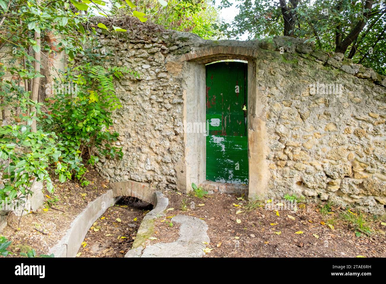 Frankreich, Bouches du Rhone, Marseille, die Tür, die im Buch "das Schloss meiner Mutter" von Marcel Pagnol zitiert wurde, wir kamen ohne Zwischenfall vor einer zweiten Tür an. Der Kanal überquerte die Einfriedungsmauer unter einem niedrigen Bogen, an dem lange parietaria hingen, die am Wasser entlang liefen. Bouzigue spielte das Schloss und wir sahen einen unberührten Wald. Stockfoto