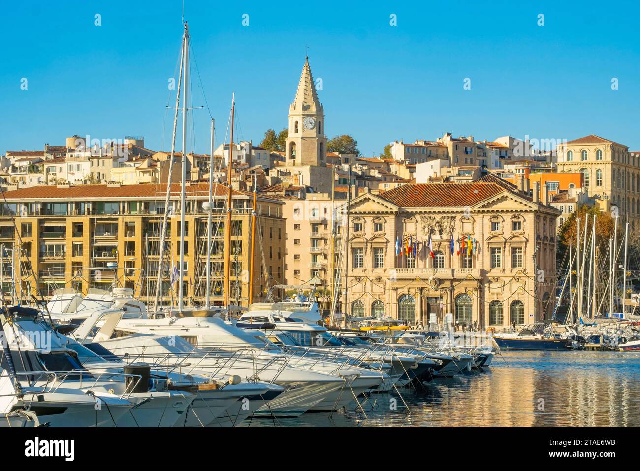 Frankreich, Bouches du Rhone, Marseille, der alte Hafen, die Gebäude von Fernand Pouillon am Fuße des Panier-Viertels und das Rathaus Stockfoto
