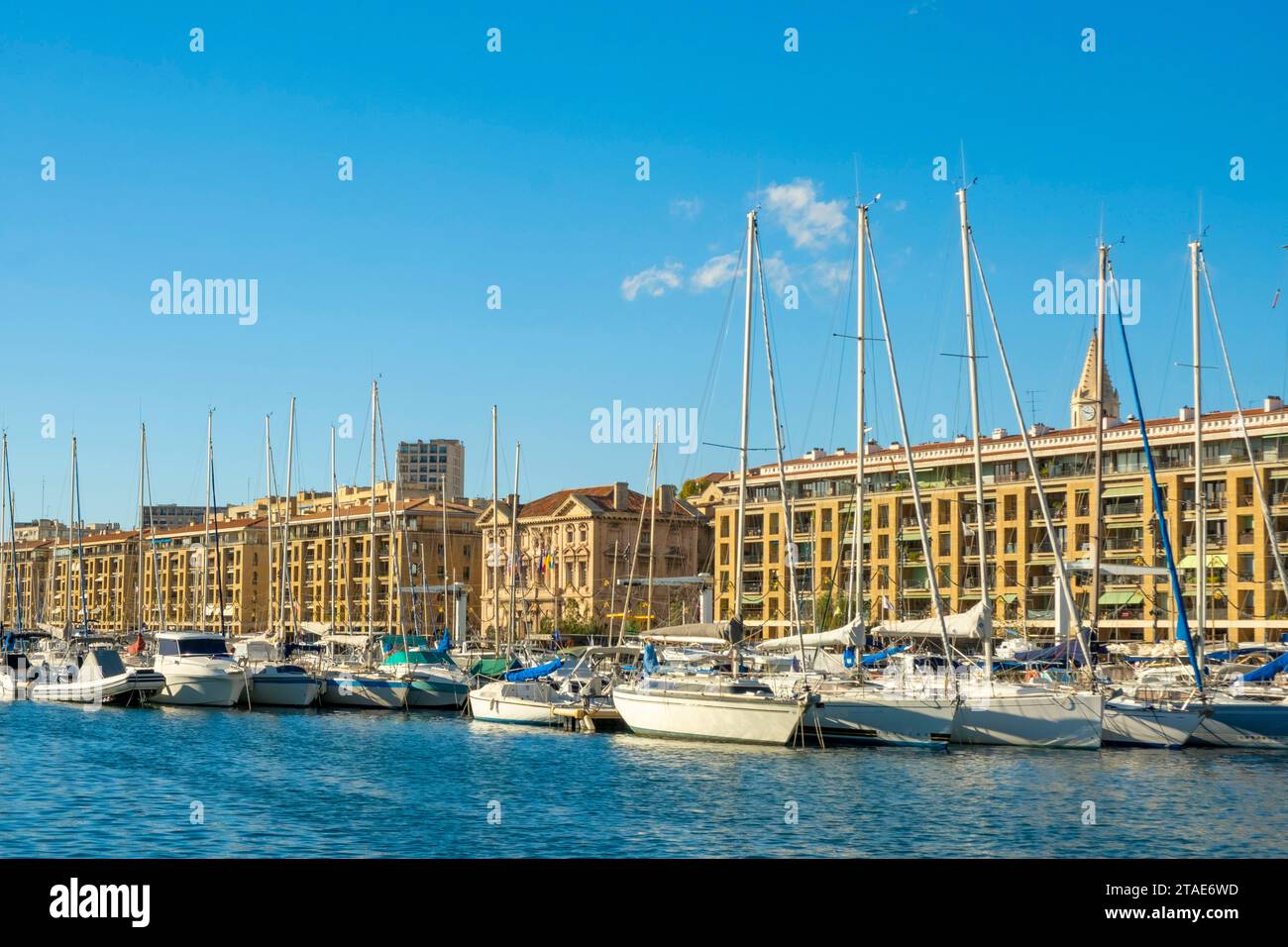 Frankreich, Bouches du Rhone, Marseille, der alte Hafen, die Gebäude von Fernand Pouillon am Fuße des Panier-Viertels Stockfoto