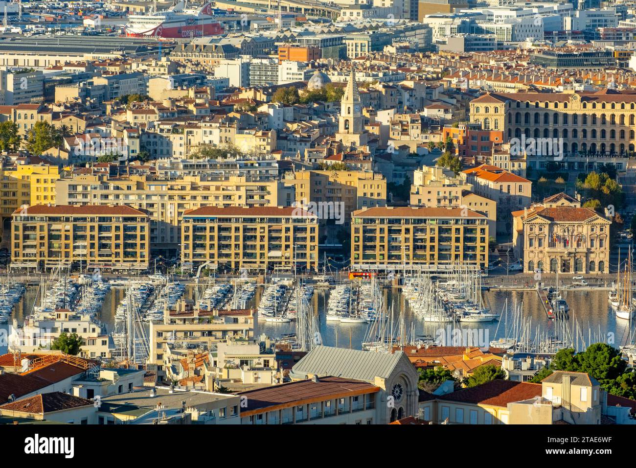 Frankreich, Bouches du Rhone, Marseille, allgemeine Ansicht, der alte Hafen, die Gebäude von Fernand Pouillon und das Rathaus Stockfoto
