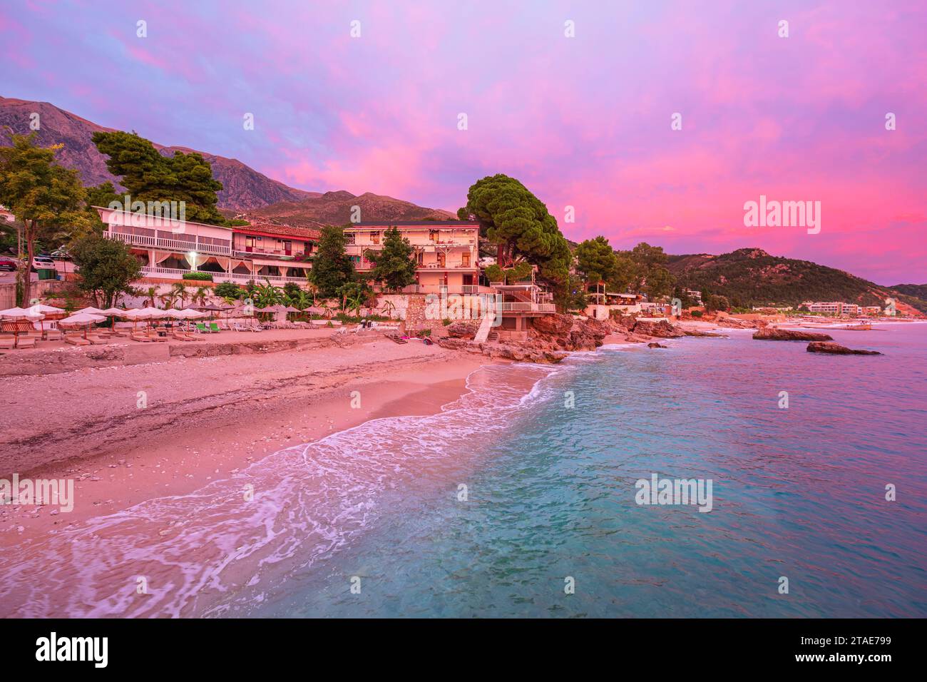 Albanien, Provinz Vlora, Dhermi, Badeort an der albanischen Riviera, Sonnenuntergang am Strand von Dhermi (Plazhi i Dhërmiut) Stockfoto