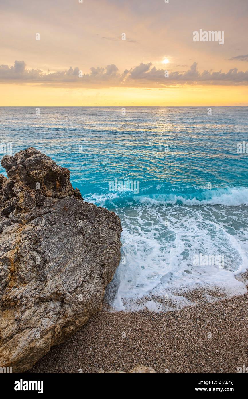 Albanien, Provinz Vlora, Dhermi, Badeort an der albanischen Riviera, Sonnenuntergang am Strand von Dhermi (Plazhi i Dhërmiut) Stockfoto