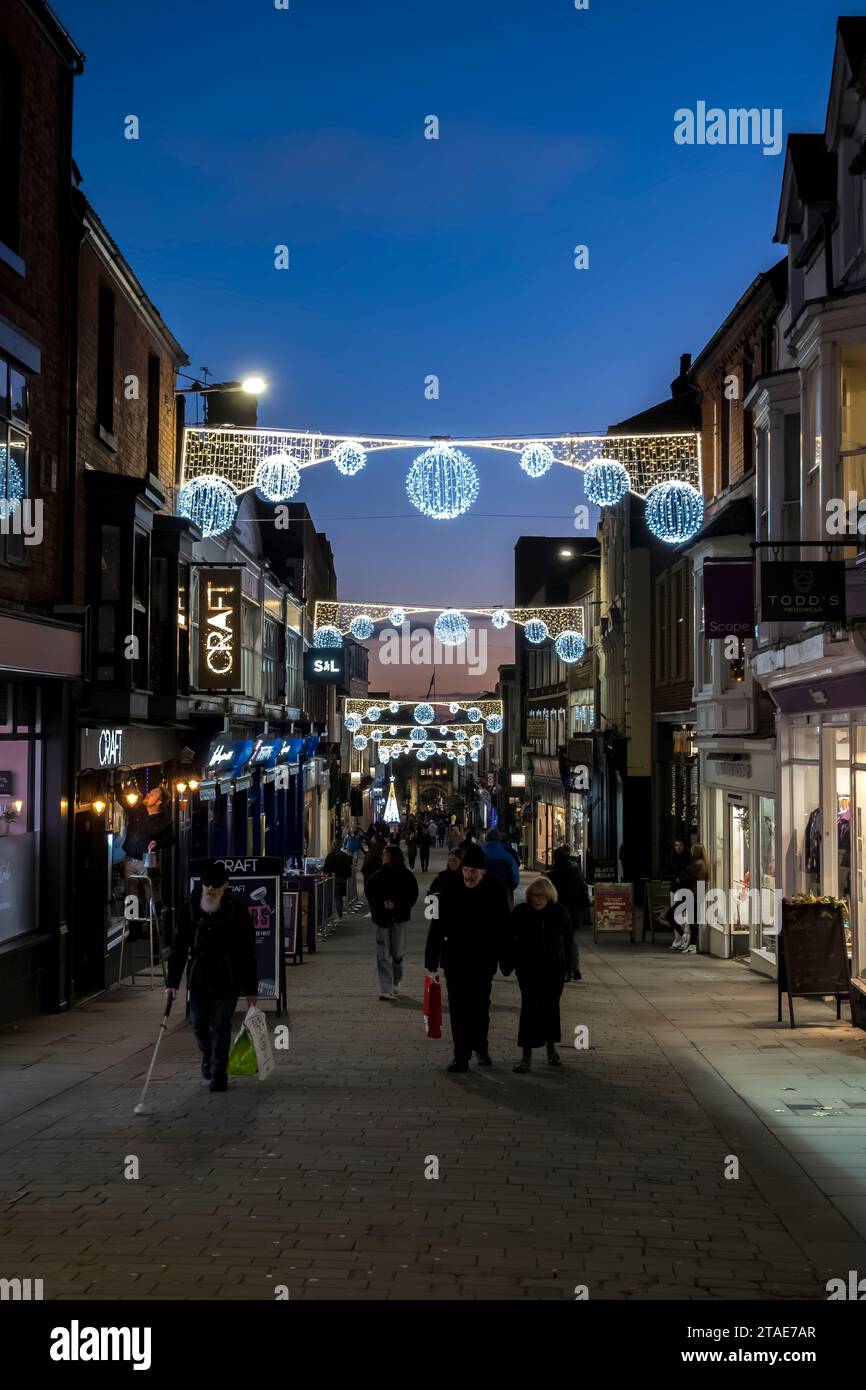 Weihnachtsbeleuchtung in der High Street, Lincoln City, Lincolnshire, England, Großbritannien Stockfoto