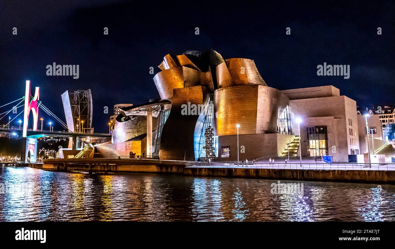 Spanien, Baskenland, Bilbao, die größte Stadt der autonomen Gemeinschaft des Baskenlandes und des Nordens der Iberischen Halbinsel. Das Guggenheim Museum in Bilbao ist ein Museum für moderne und zeitgenössische Kunst, entworfen von Frank Gehry, Nachtbeleuchtung. Stockfoto