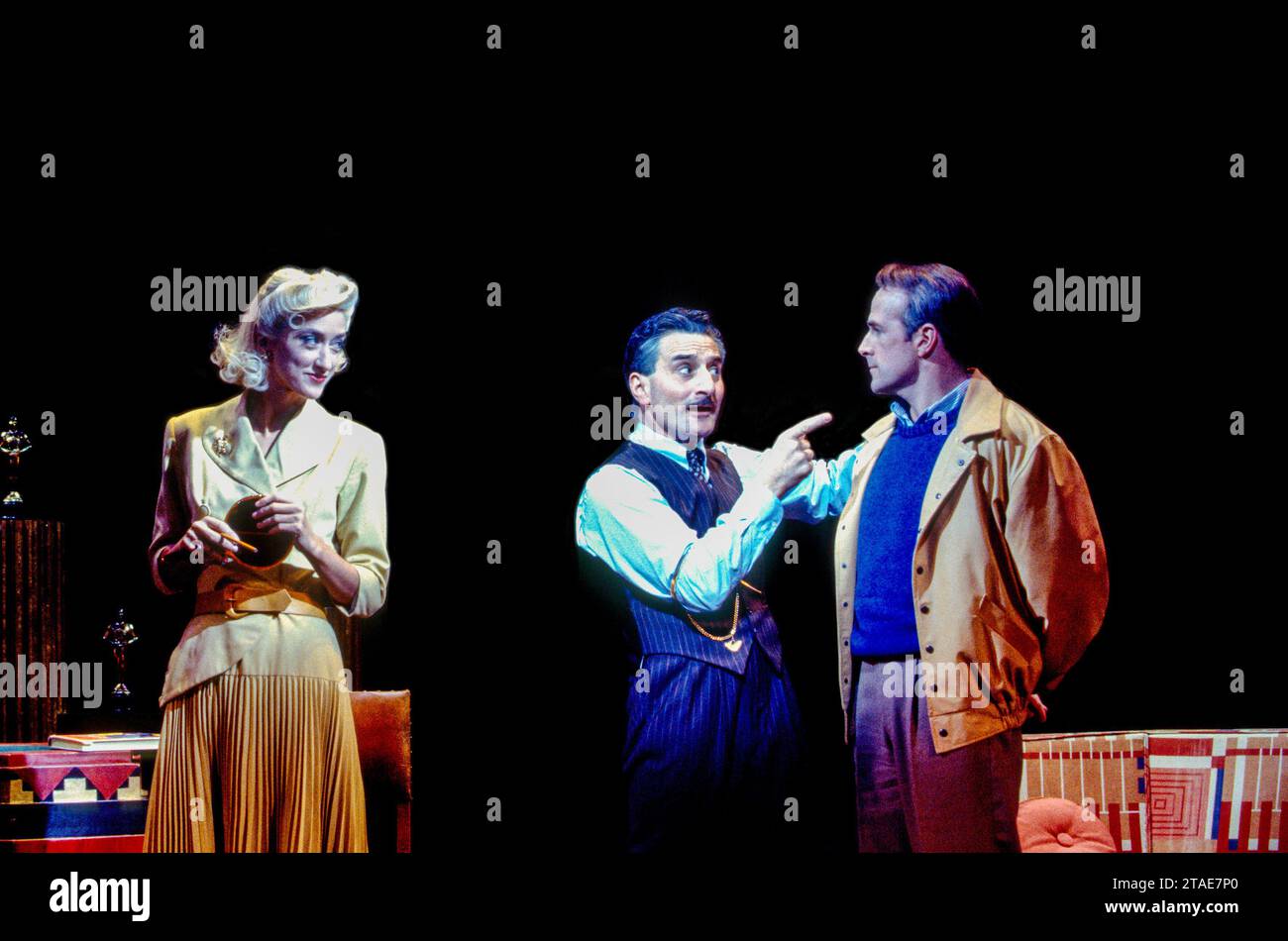 l-r: Haydn Gwynne (Oolie / Donna), Henry Goodman (Buddy Fidler / Irwin S Irving), Martin Smith (Stine) in DER STADT DER ENGEL im Prince of Wales Theatre, London W1 30/03/1993 Buch: Larry Gelbart Musik: CY Coleman Text: David Zippel Set Design: Robin Wagner Kostüme: Florence Klotz Beleuchtung: Paul Gallo Fights: B H Barry musikalische Inszenierung: Walter Maler Regie: Michael Blakemore Stockfoto