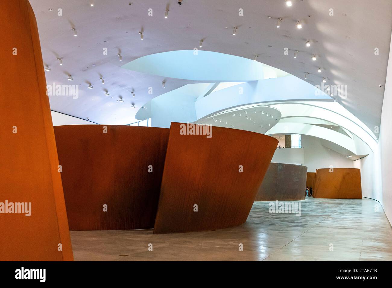 Spanien, Baskenland, Bilbao, die größte Stadt der autonomen Gemeinschaft des Baskenlandes und des Nordens der Iberischen Halbinsel. Das Guggenheim Museum in Bilbao ist ein Museum für moderne und zeitgenössische Kunst, entworfen von Frank Gehry. Richard Serra - die Frage der Zeit Stockfoto