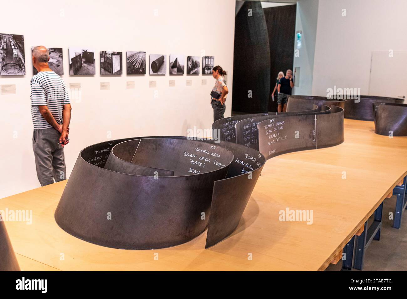 Spanien, Baskenland, Bilbao, die größte Stadt der autonomen Gemeinschaft des Baskenlandes und des Nordens der Iberischen Halbinsel. Das Guggenheim Museum in Bilbao ist ein Museum für moderne und zeitgenössische Kunst, entworfen von Frank Gehry. Richard Serra - die Frage der Zeit Stockfoto
