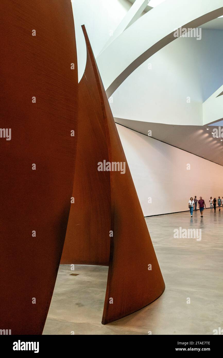 Spanien, Baskenland, Bilbao, die größte Stadt der autonomen Gemeinschaft des Baskenlandes und des Nordens der Iberischen Halbinsel. Das Guggenheim Museum in Bilbao ist ein Museum für moderne und zeitgenössische Kunst, entworfen von Frank Gehry. Richard Serra - die Frage der Zeit Stockfoto