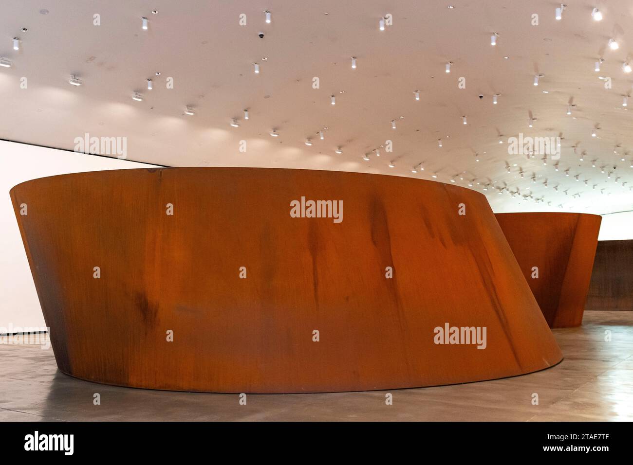 Spanien, Baskenland, Bilbao, die größte Stadt der autonomen Gemeinschaft des Baskenlandes und des Nordens der Iberischen Halbinsel. Das Guggenheim Museum in Bilbao ist ein Museum für moderne und zeitgenössische Kunst, entworfen von Frank Gehry. Richard Serra - die Frage der Zeit Stockfoto