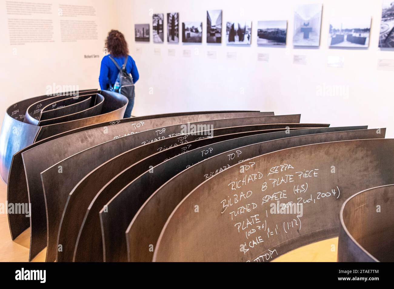 Spanien, Baskenland, Bilbao, die größte Stadt der autonomen Gemeinschaft des Baskenlandes und des Nordens der Iberischen Halbinsel. Das Guggenheim Museum in Bilbao ist ein Museum für moderne und zeitgenössische Kunst, entworfen von Frank Gehry. Richard Serra - die Frage der Zeit Stockfoto