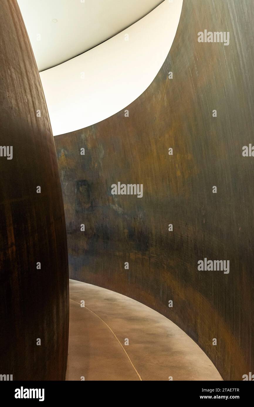 Spanien, Baskenland, Bilbao, die größte Stadt der autonomen Gemeinschaft des Baskenlandes und des Nordens der Iberischen Halbinsel. Das Guggenheim Museum in Bilbao ist ein Museum für moderne und zeitgenössische Kunst, entworfen von Frank Gehry. Richard Serra - die Frage der Zeit Stockfoto