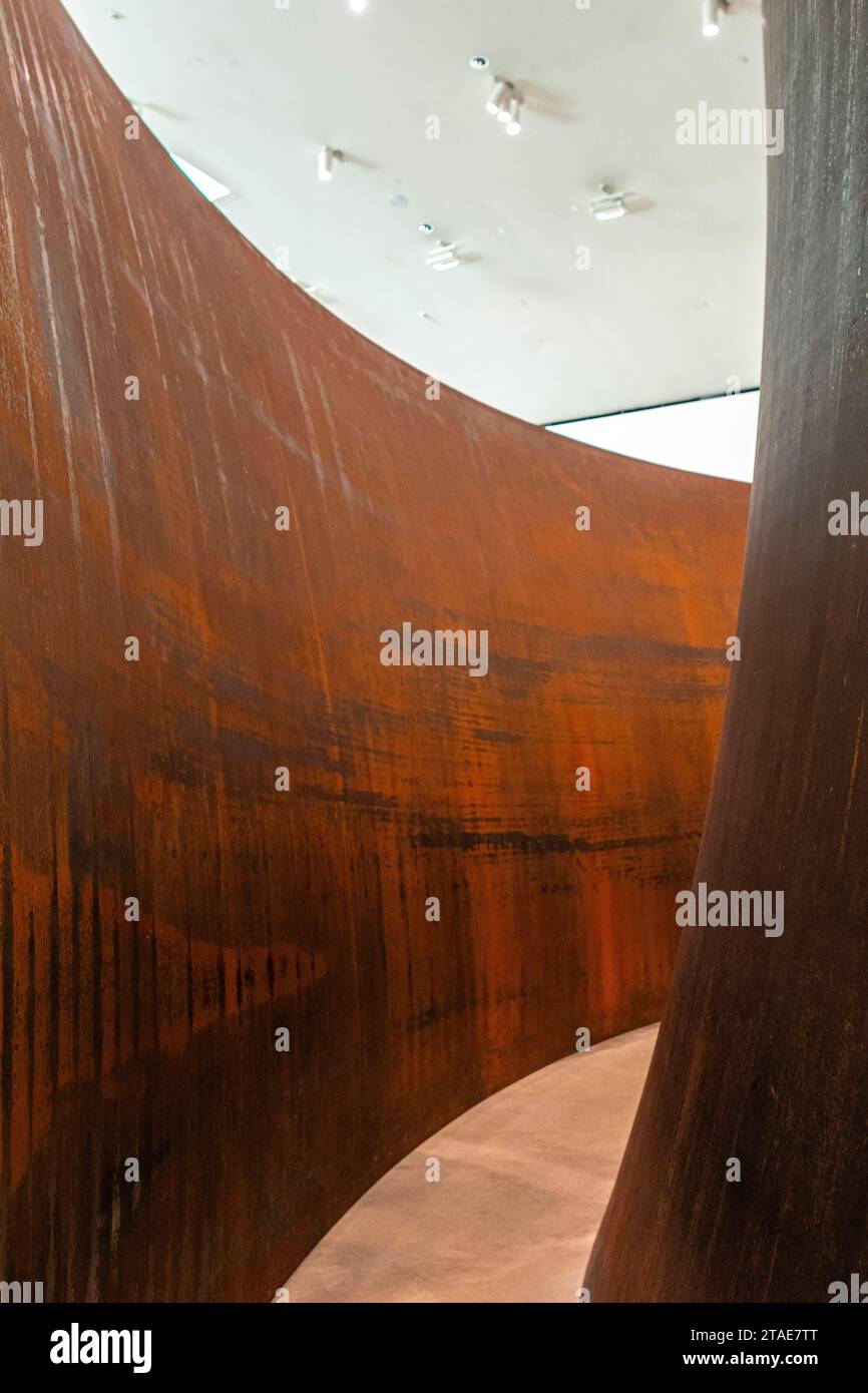Spanien, Baskenland, Bilbao, die größte Stadt der autonomen Gemeinschaft des Baskenlandes und des Nordens der Iberischen Halbinsel. Das Guggenheim Museum in Bilbao ist ein Museum für moderne und zeitgenössische Kunst, entworfen von Frank Gehry. Richard Serra - die Frage der Zeit Stockfoto