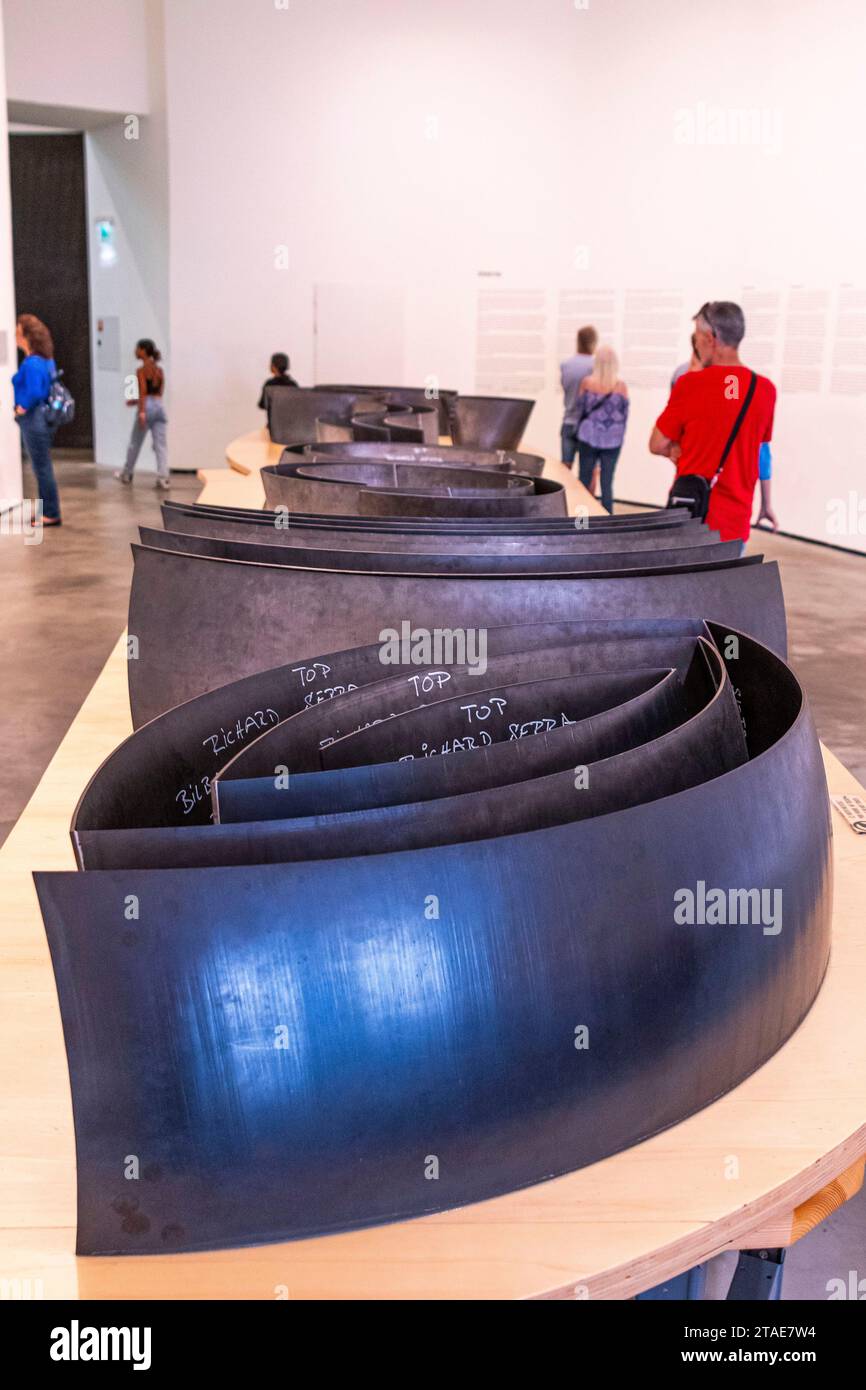 Spanien, Baskenland, Bilbao, die größte Stadt der autonomen Gemeinschaft des Baskenlandes und des Nordens der Iberischen Halbinsel. Das Guggenheim Museum in Bilbao ist ein Museum für moderne und zeitgenössische Kunst, entworfen von Frank Gehry. Richard Serra - die Frage der Zeit Stockfoto