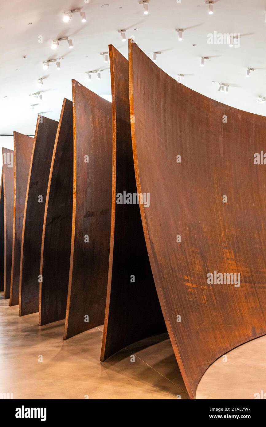 Spanien, Baskenland, Bilbao, die größte Stadt der autonomen Gemeinschaft des Baskenlandes und des Nordens der Iberischen Halbinsel. Das Guggenheim Museum in Bilbao ist ein Museum für moderne und zeitgenössische Kunst, entworfen von Frank Gehry. Richard Serra - die Frage der Zeit Stockfoto