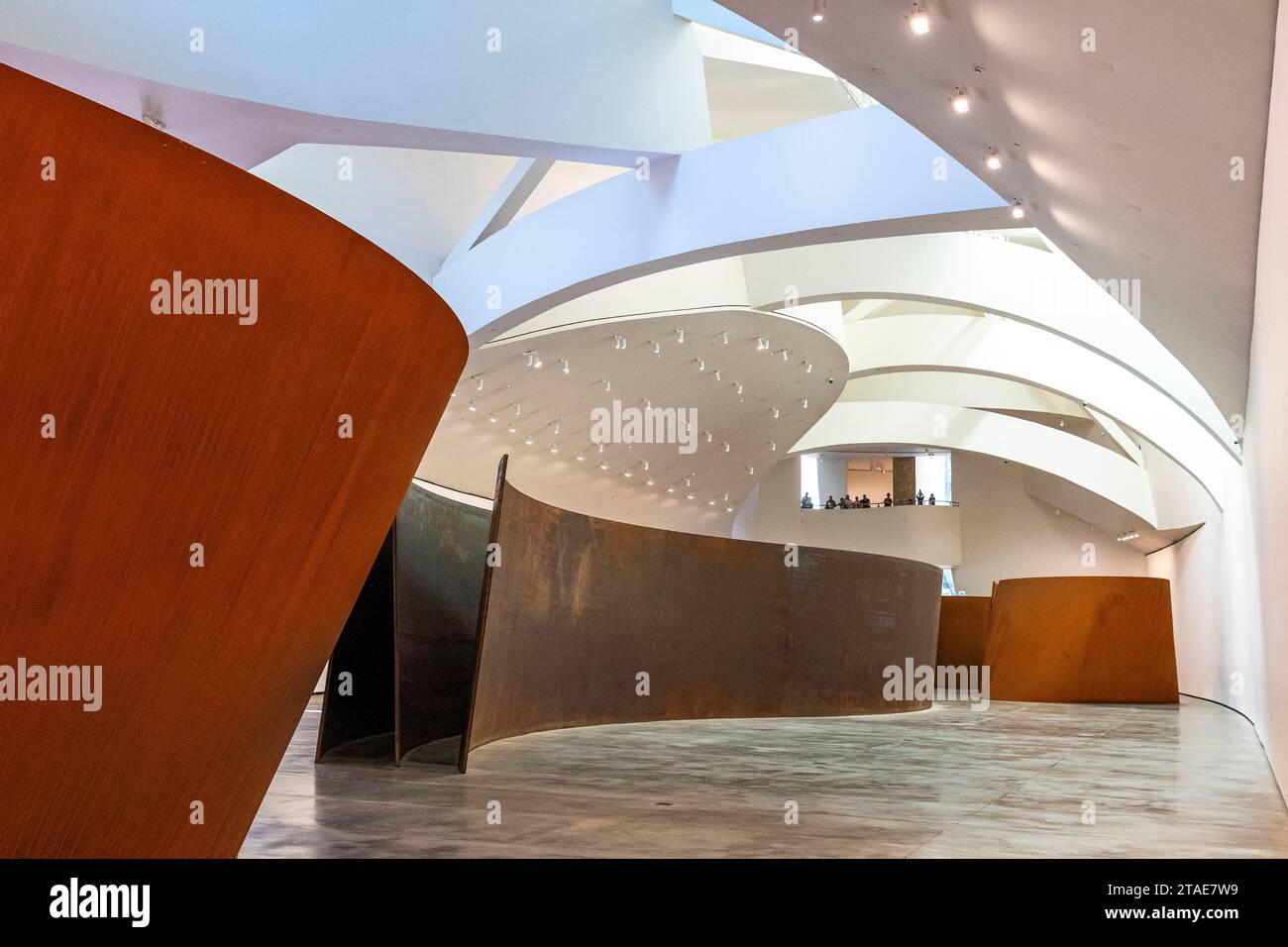 Spanien, Baskenland, Bilbao, die größte Stadt der autonomen Gemeinschaft des Baskenlandes und des Nordens der Iberischen Halbinsel. Das Guggenheim Museum in Bilbao ist ein Museum für moderne und zeitgenössische Kunst, entworfen von Frank Gehry. Richard Serra - die Frage der Zeit Stockfoto