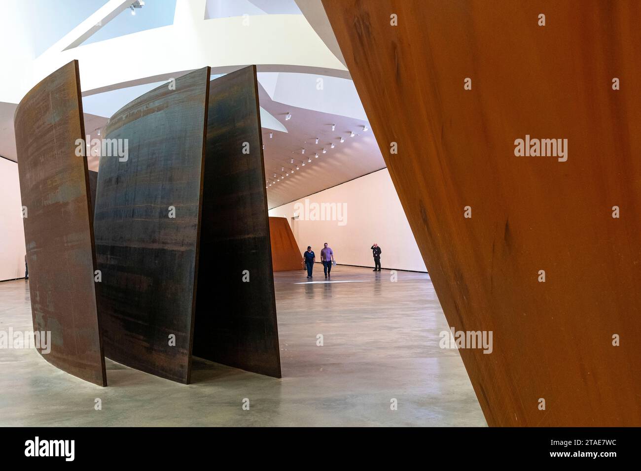 Spanien, Baskenland, Bilbao, die größte Stadt der autonomen Gemeinschaft des Baskenlandes und des Nordens der Iberischen Halbinsel. Das Guggenheim Museum in Bilbao ist ein Museum für moderne und zeitgenössische Kunst, entworfen von Frank Gehry. Richard Serra - die Frage der Zeit Stockfoto