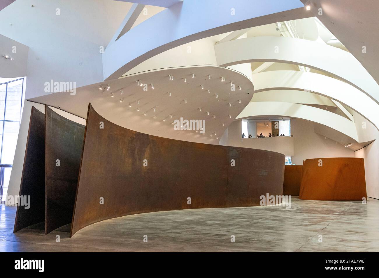 Spanien, Baskenland, Bilbao, die größte Stadt der autonomen Gemeinschaft des Baskenlandes und des Nordens der Iberischen Halbinsel. Das Guggenheim Museum in Bilbao ist ein Museum für moderne und zeitgenössische Kunst, entworfen von Frank Gehry. Richard Serra - die Frage der Zeit Stockfoto