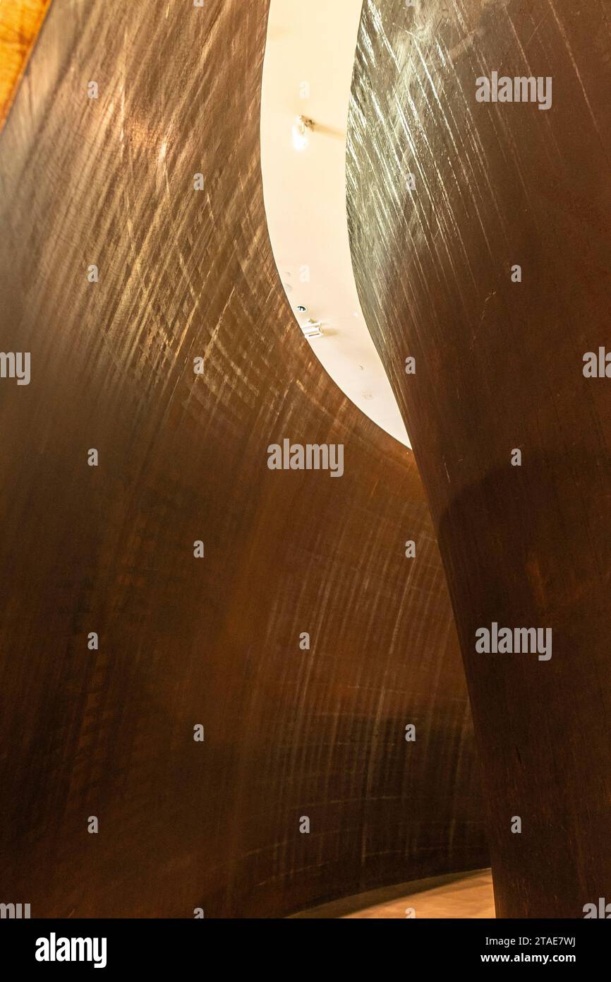 Spanien, Baskenland, Bilbao, die größte Stadt der autonomen Gemeinschaft des Baskenlandes und des Nordens der Iberischen Halbinsel. Das Guggenheim Museum in Bilbao ist ein Museum für moderne und zeitgenössische Kunst, entworfen von Frank Gehry. Richard Serra - die Frage der Zeit Stockfoto