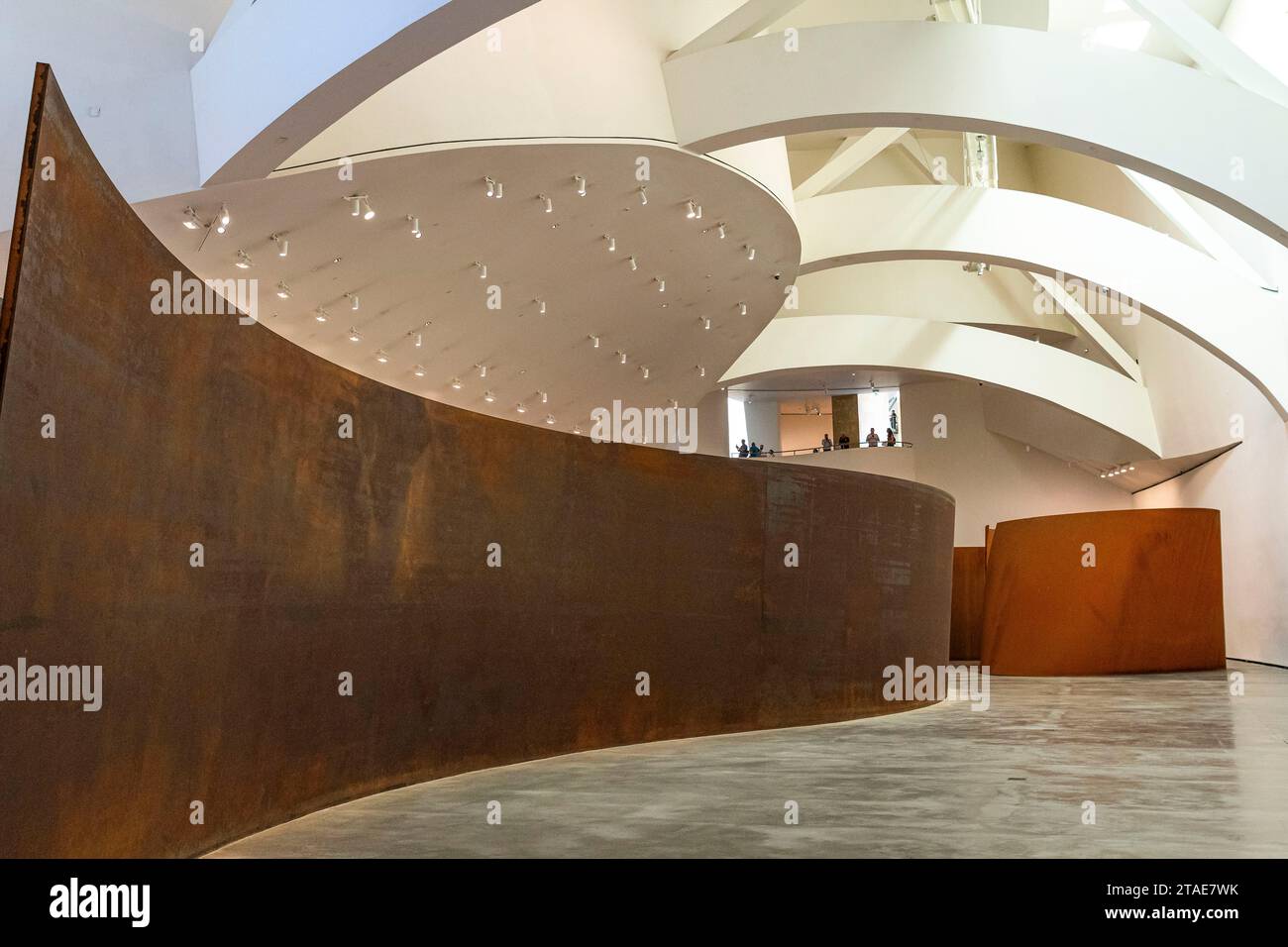 Spanien, Baskenland, Bilbao, die größte Stadt der autonomen Gemeinschaft des Baskenlandes und des Nordens der Iberischen Halbinsel. Das Guggenheim Museum in Bilbao ist ein Museum für moderne und zeitgenössische Kunst, entworfen von Frank Gehry. Richard Serra - die Frage der Zeit Stockfoto
