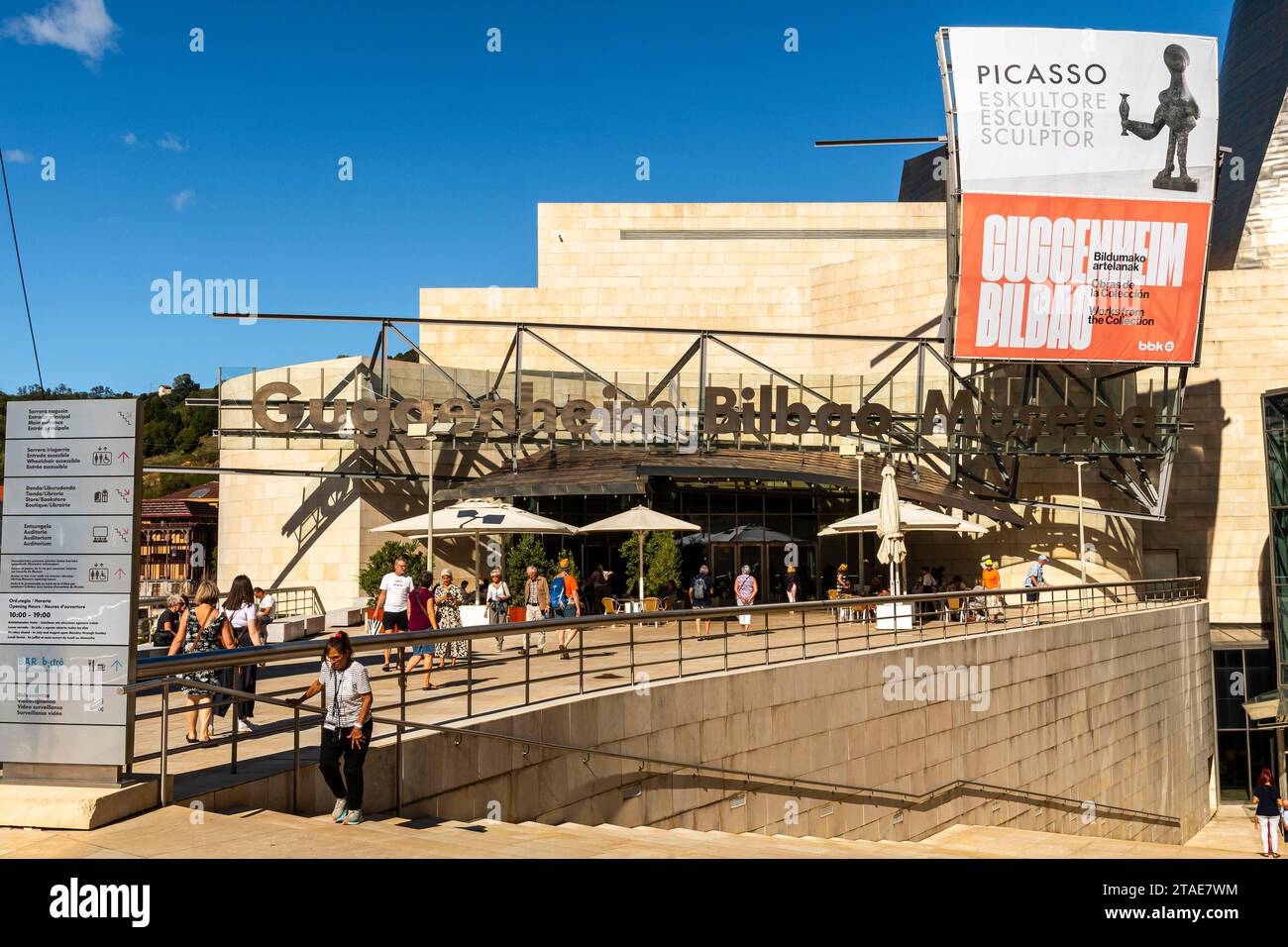 Spanien, Baskenland, Bilbao, die größte Stadt der autonomen Gemeinschaft des Baskenlandes und des Nordens der Iberischen Halbinsel. Das Guggenheim Museum in Bilbao ist ein Museum für moderne und zeitgenössische Kunst, entworfen von Frank Gehry. Stockfoto