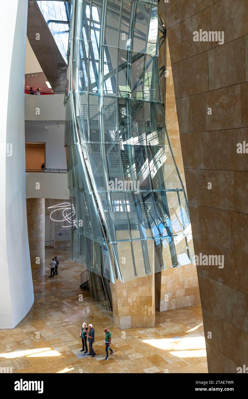Spanien, Baskenland, Bilbao, die größte Stadt der autonomen Gemeinschaft des Baskenlandes und des Nordens der Iberischen Halbinsel. Das Guggenheim Museum in Bilbao ist ein Museum für moderne und zeitgenössische Kunst, entworfen von Frank Gehry. Stockfoto