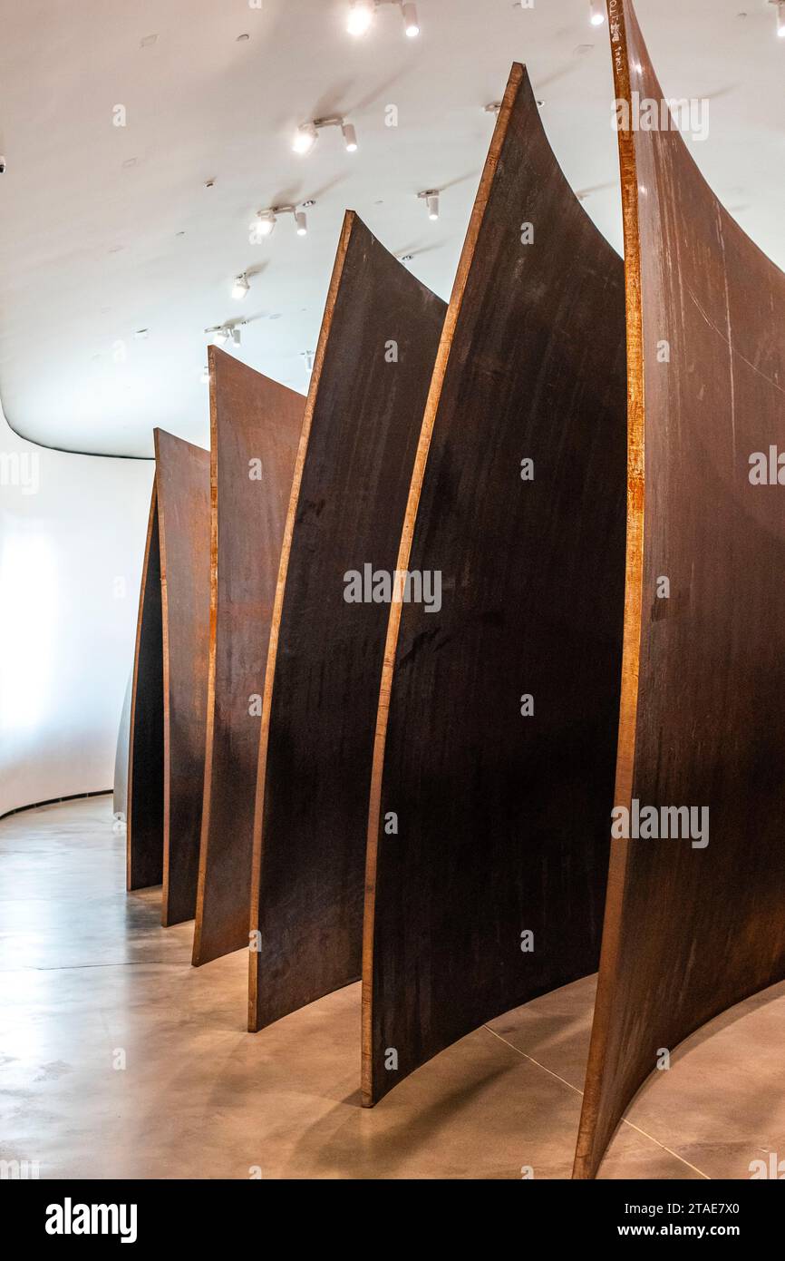 Spanien, Baskenland, Bilbao, die größte Stadt der autonomen Gemeinschaft des Baskenlandes und des Nordens der Iberischen Halbinsel. Das Guggenheim Museum in Bilbao ist ein Museum für moderne und zeitgenössische Kunst, entworfen von Frank Gehry. Richard Serra - die Frage der Zeit Stockfoto