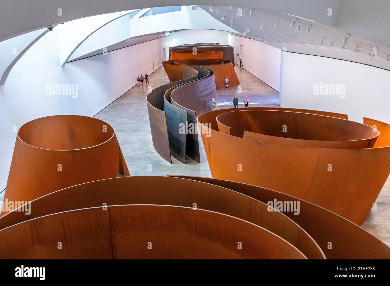 Spanien, Baskenland, Bilbao, die größte Stadt der autonomen Gemeinschaft des Baskenlandes und des Nordens der Iberischen Halbinsel. Das Guggenheim Museum in Bilbao ist ein Museum für moderne und zeitgenössische Kunst, entworfen von Frank Gehry. Richard Serra - die Frage der Zeit Stockfoto