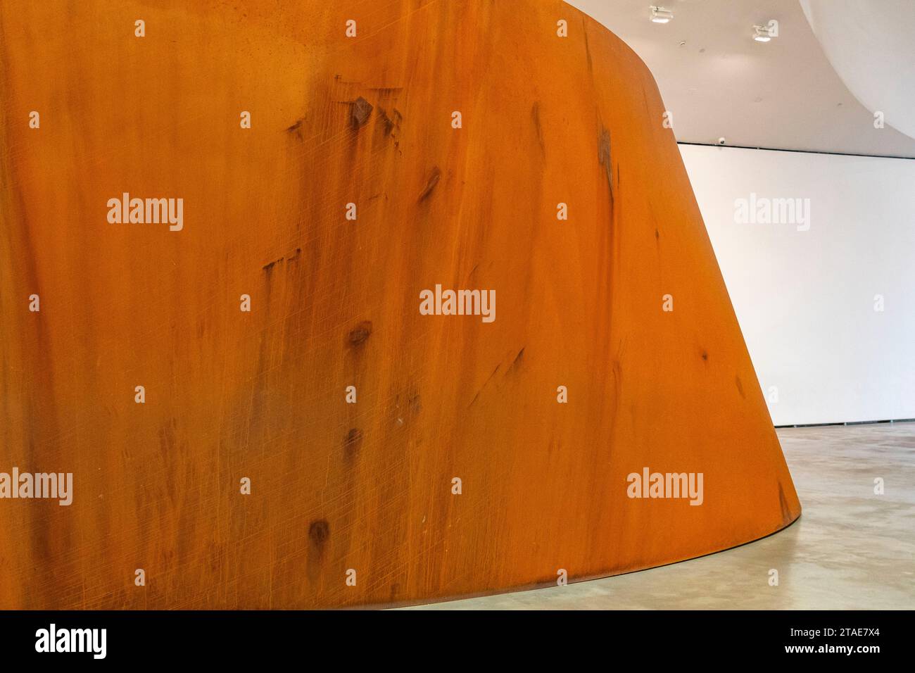 Spanien, Baskenland, Bilbao, die größte Stadt der autonomen Gemeinschaft des Baskenlandes und des Nordens der Iberischen Halbinsel. Das Guggenheim Museum in Bilbao ist ein Museum für moderne und zeitgenössische Kunst, entworfen von Frank Gehry. Richard Serra - die Frage der Zeit Stockfoto