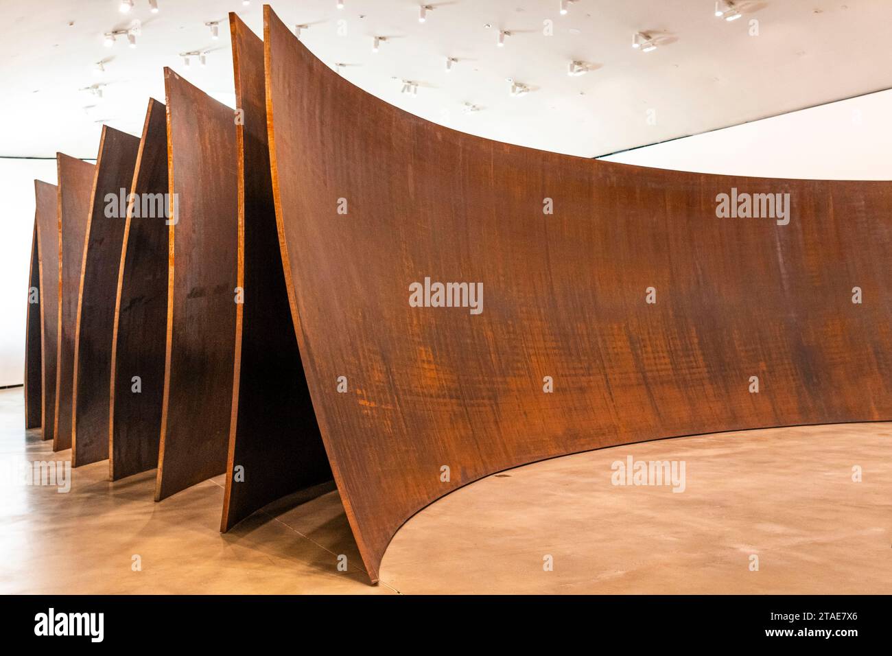 Spanien, Baskenland, Bilbao, die größte Stadt der autonomen Gemeinschaft des Baskenlandes und des Nordens der Iberischen Halbinsel. Das Guggenheim Museum in Bilbao ist ein Museum für moderne und zeitgenössische Kunst, entworfen von Frank Gehry. Richard Serra - die Frage der Zeit Stockfoto
