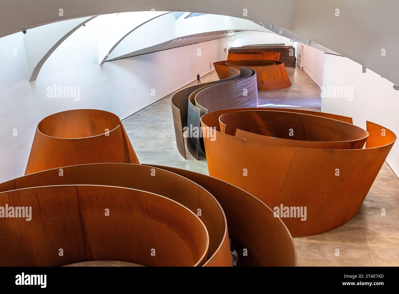 Spanien, Baskenland, Bilbao, die größte Stadt der autonomen Gemeinschaft des Baskenlandes und des Nordens der Iberischen Halbinsel. Das Guggenheim Museum in Bilbao ist ein Museum für moderne und zeitgenössische Kunst, entworfen von Frank Gehry. Richard Serra - die Frage der Zeit Stockfoto