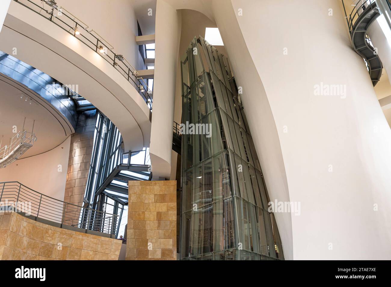 Spanien, Baskenland, Bilbao, die größte Stadt der autonomen Gemeinschaft des Baskenlandes und des Nordens der Iberischen Halbinsel. Das Guggenheim Museum in Bilbao ist ein Museum für moderne und zeitgenössische Kunst, entworfen von Frank Gehry. Stockfoto