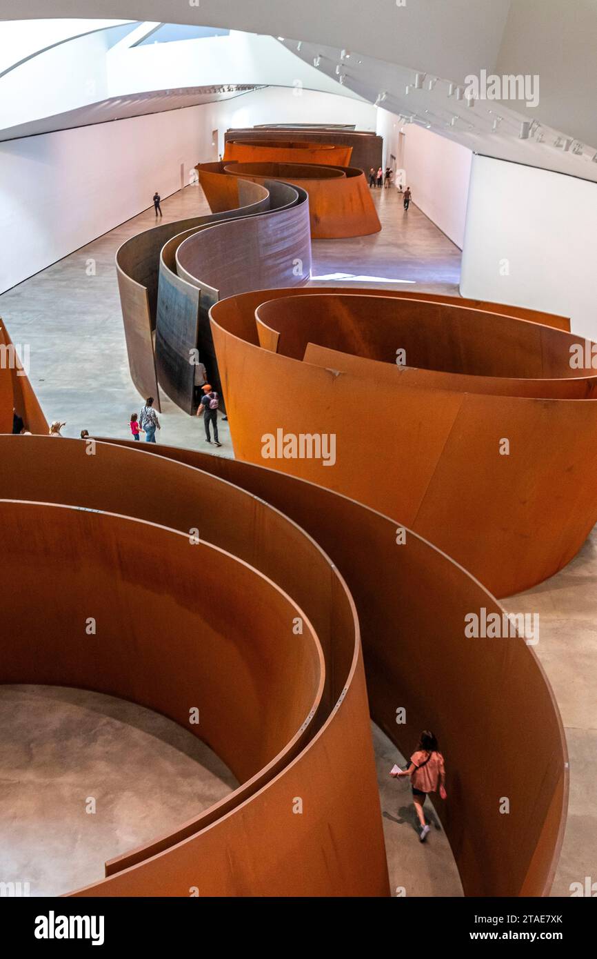 Spanien, Baskenland, Bilbao, die größte Stadt der autonomen Gemeinschaft des Baskenlandes und des Nordens der Iberischen Halbinsel. Das Guggenheim Museum in Bilbao ist ein Museum für moderne und zeitgenössische Kunst, entworfen von Frank Gehry. Richard Serra - die Frage der Zeit Stockfoto