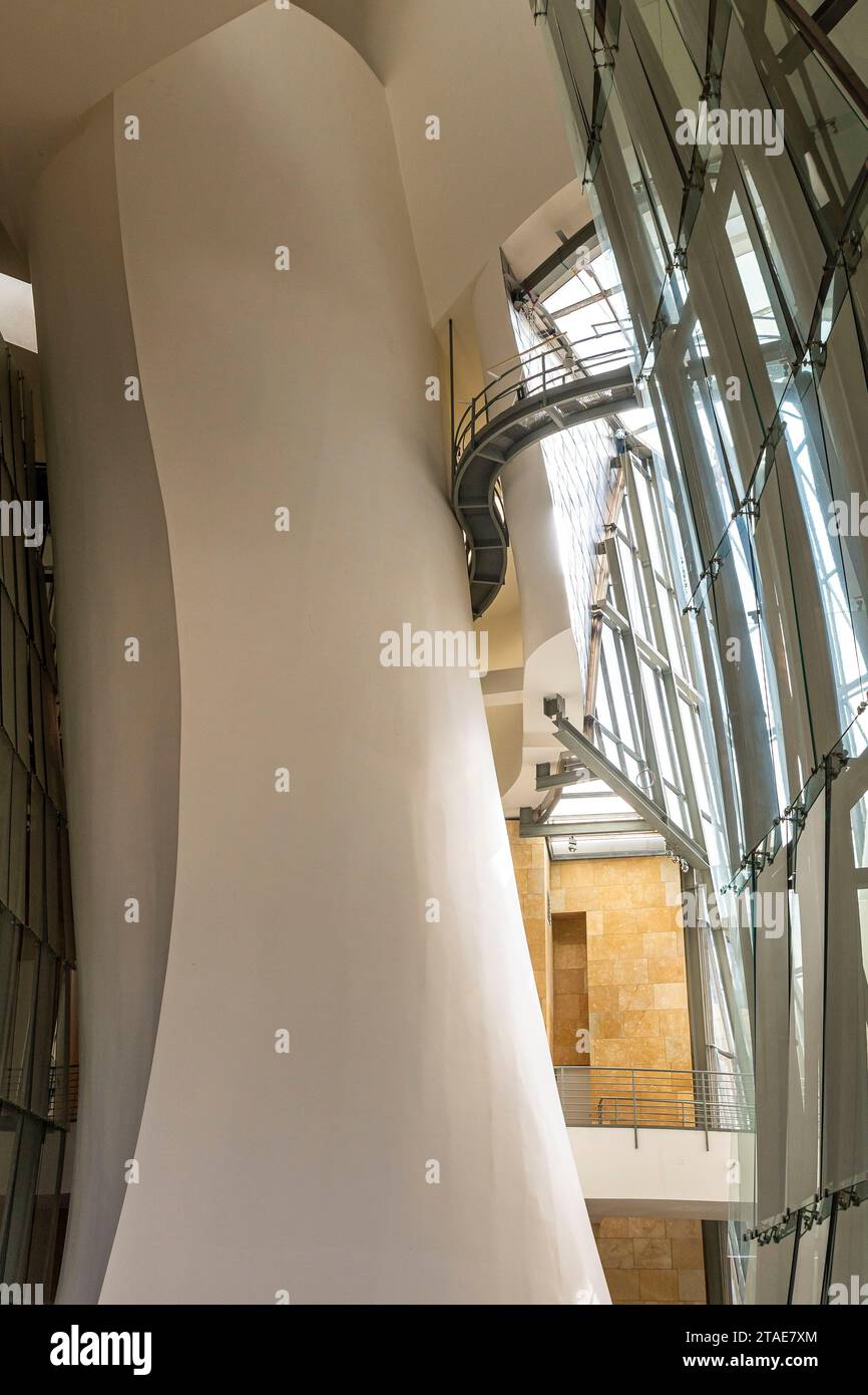 Spanien, Baskenland, Bilbao, die größte Stadt der autonomen Gemeinschaft des Baskenlandes und des Nordens der Iberischen Halbinsel. Das Guggenheim Museum in Bilbao ist ein Museum für moderne und zeitgenössische Kunst, entworfen von Frank Gehry. Stockfoto