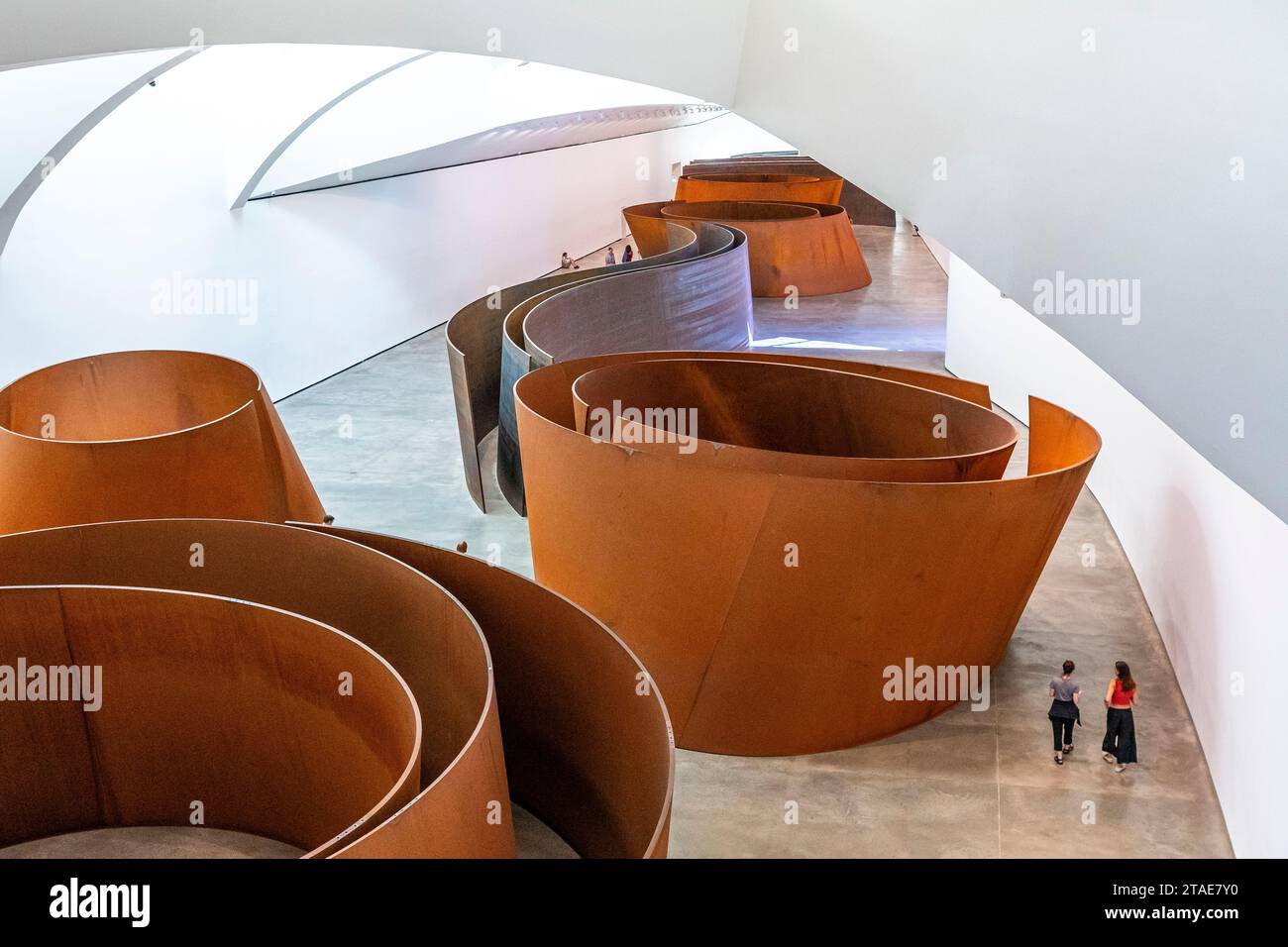 Spanien, Baskenland, Bilbao, die größte Stadt der autonomen Gemeinschaft des Baskenlandes und des Nordens der Iberischen Halbinsel. Das Guggenheim Museum in Bilbao ist ein Museum für moderne und zeitgenössische Kunst, entworfen von Frank Gehry. Richard Serra - die Frage der Zeit Stockfoto
