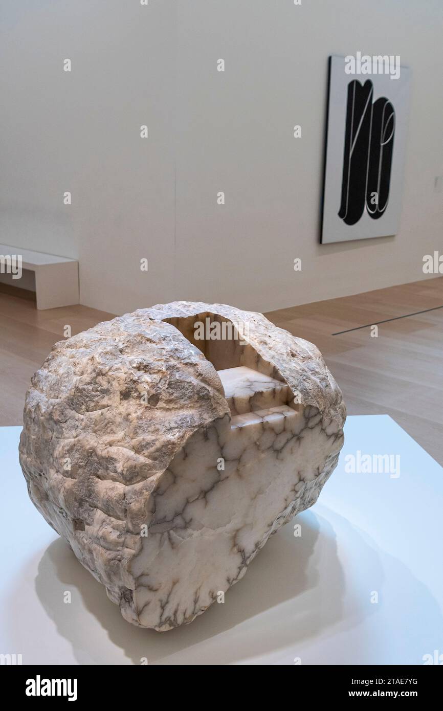 Spanien, Baskenland, Bilbao, die größte Stadt der autonomen Gemeinschaft des Baskenlandes und des Nordens der Iberischen Halbinsel. Das Guggenheim Museum in Bilbao ist ein Museum für moderne und zeitgenössische Kunst, entworfen von Frank Gehry. Eduardo Chillida, Profond EST l'Air, Albâtre Stockfoto
