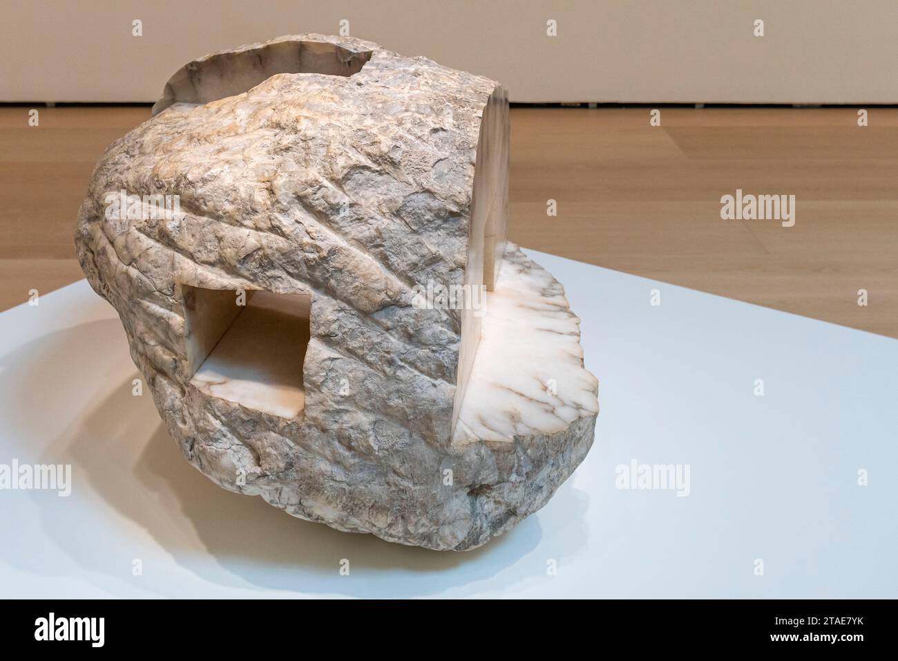 Spanien, Baskenland, Bilbao, die größte Stadt der autonomen Gemeinschaft des Baskenlandes und des Nordens der Iberischen Halbinsel. Das Guggenheim Museum in Bilbao ist ein Museum für moderne und zeitgenössische Kunst, entworfen von Frank Gehry. Eduardo Chillida, Profond EST l'Air, Albâtre Stockfoto