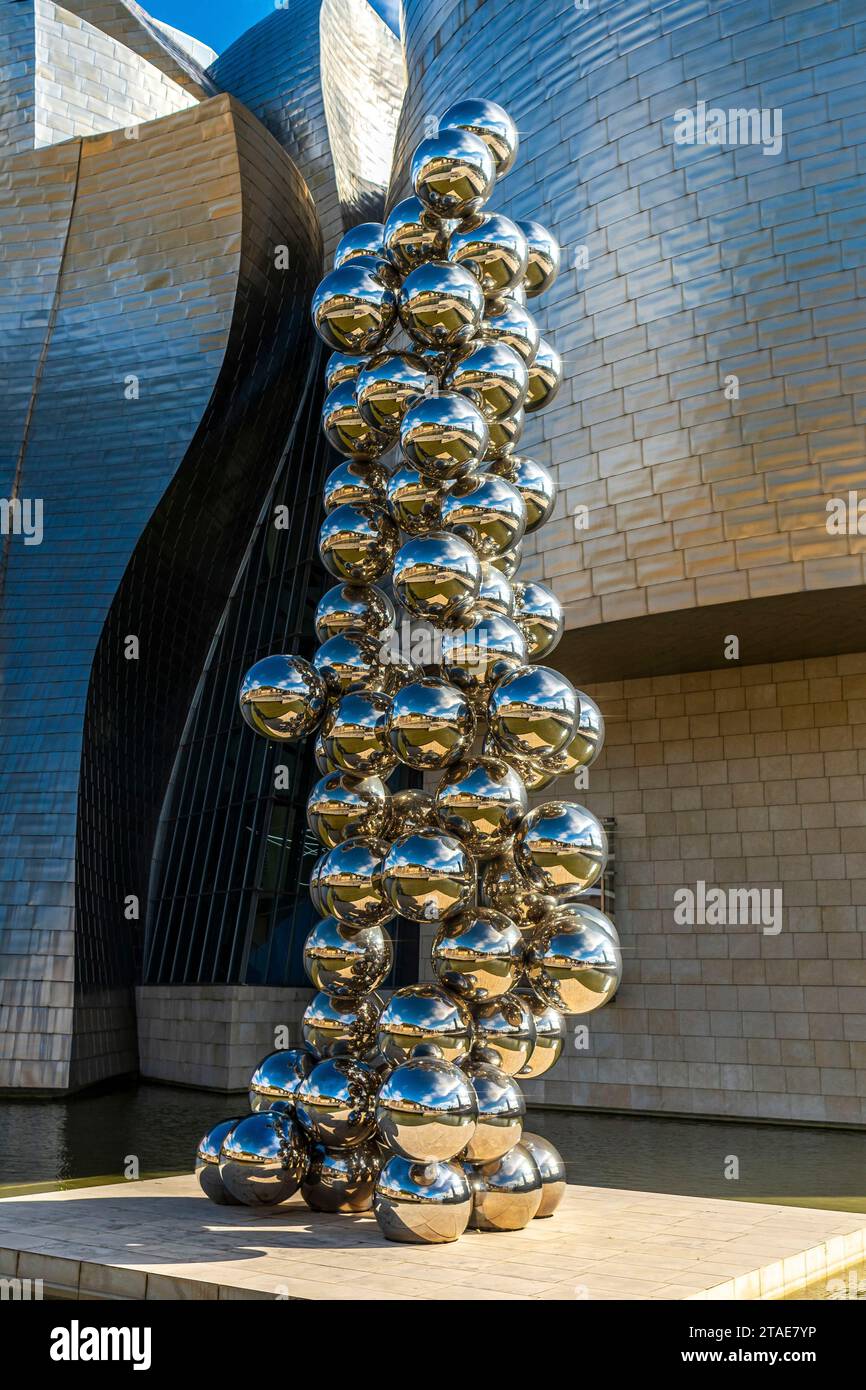 Spanien, Baskenland, Bilbao, die größte Stadt der autonomen Gemeinschaft des Baskenlandes und des Nordens der Iberischen Halbinsel. Das Guggenheim Museum in Bilbao ist ein Museum für moderne und zeitgenössische Kunst, entworfen von Frank Gehry. Stockfoto