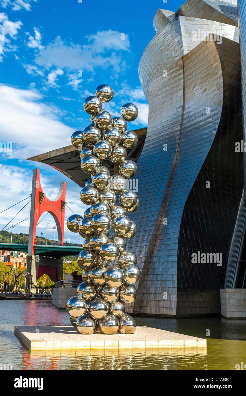 Spanien, Baskenland, Bilbao, die größte Stadt der autonomen Gemeinschaft des Baskenlandes und des Nordens der Iberischen Halbinsel. Das Guggenheim Museum in Bilbao ist ein Museum für moderne und zeitgenössische Kunst, entworfen von Frank Gehry. Stockfoto
