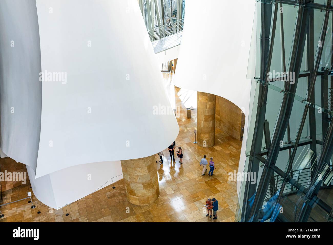 Spanien, Baskenland, Bilbao, die größte Stadt der autonomen Gemeinschaft des Baskenlandes und des Nordens der Iberischen Halbinsel. Das Guggenheim Museum in Bilbao ist ein Museum für moderne und zeitgenössische Kunst, entworfen von Frank Gehry. Stockfoto