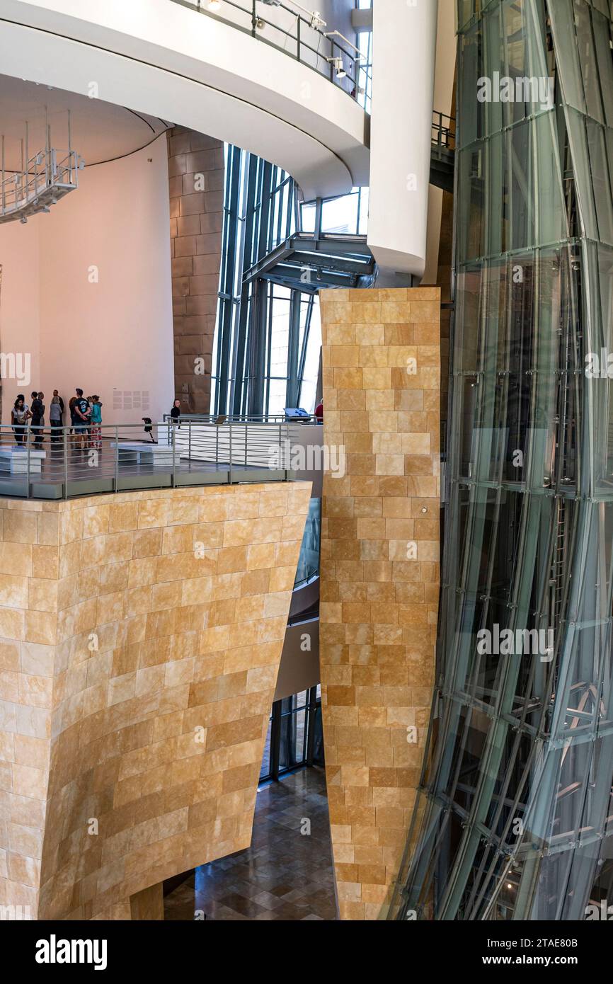 Spanien, Baskenland, Bilbao, die größte Stadt der autonomen Gemeinschaft des Baskenlandes und des Nordens der Iberischen Halbinsel. Das Guggenheim Museum in Bilbao ist ein Museum für moderne und zeitgenössische Kunst, entworfen von Frank Gehry. Stockfoto