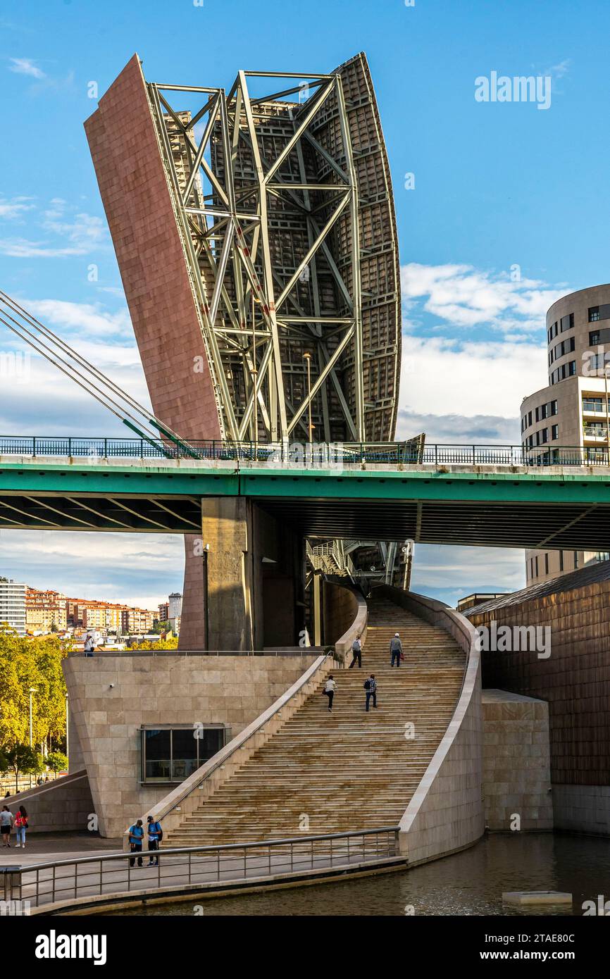Spanien, Baskenland, Bilbao, die größte Stadt der autonomen Gemeinschaft des Baskenlandes und des Nordens der Iberischen Halbinsel. Das Guggenheim Museum in Bilbao ist ein Museum für moderne und zeitgenössische Kunst, entworfen von Frank Gehry. Stockfoto