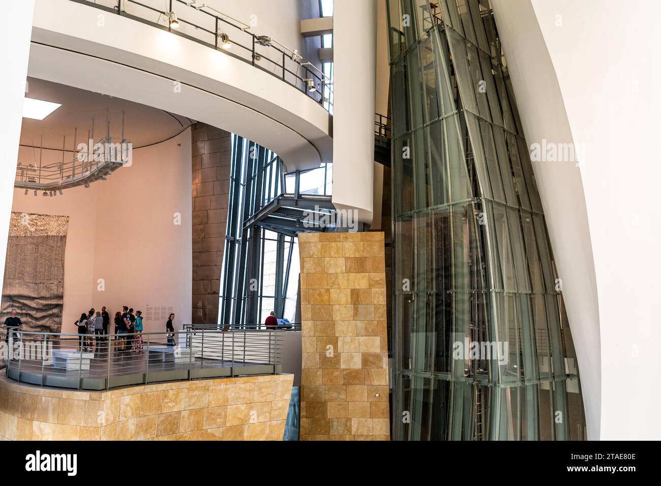 Spanien, Baskenland, Bilbao, die größte Stadt der autonomen Gemeinschaft des Baskenlandes und des Nordens der Iberischen Halbinsel. Das Guggenheim Museum in Bilbao ist ein Museum für moderne und zeitgenössische Kunst, entworfen von Frank Gehry. Stockfoto
