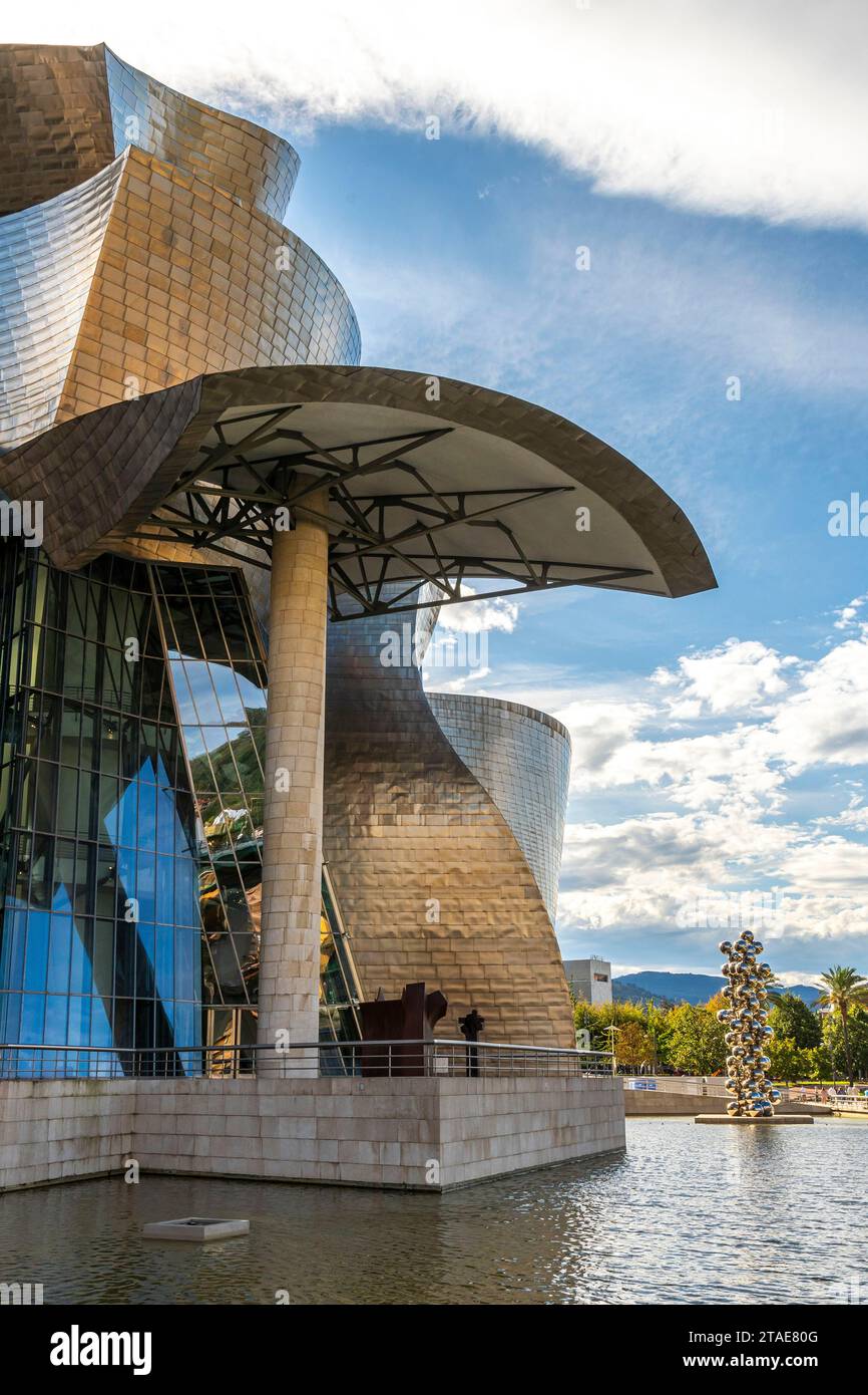 Spanien, Baskenland, Bilbao, die größte Stadt der autonomen Gemeinschaft des Baskenlandes und des Nordens der Iberischen Halbinsel. Das Guggenheim Museum in Bilbao ist ein Museum für moderne und zeitgenössische Kunst, entworfen von Frank Gehry. Stockfoto