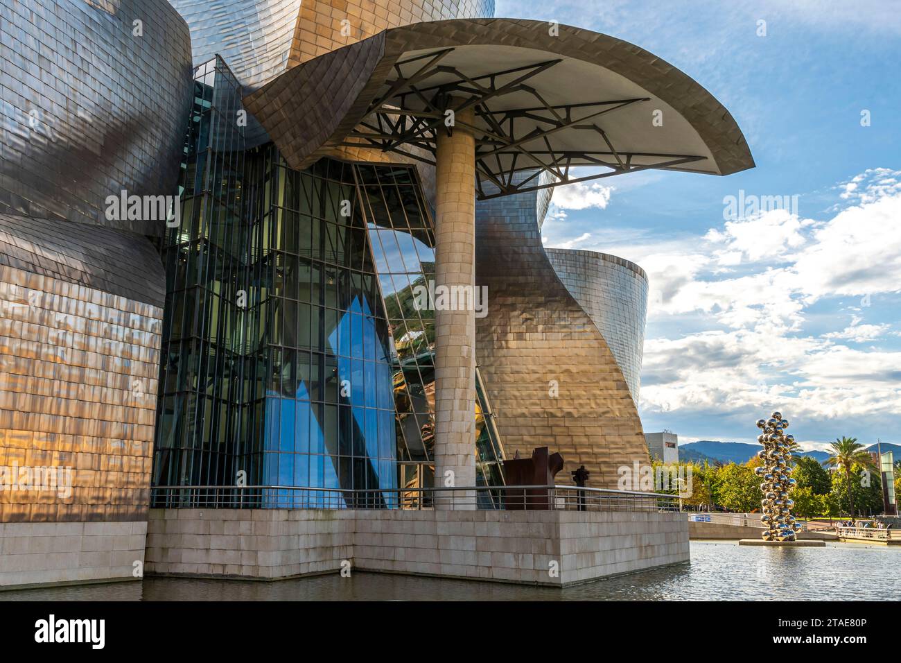 Spanien, Baskenland, Bilbao, die größte Stadt der autonomen Gemeinschaft des Baskenlandes und des Nordens der Iberischen Halbinsel. Das Guggenheim Museum in Bilbao ist ein Museum für moderne und zeitgenössische Kunst, entworfen von Frank Gehry. Stockfoto