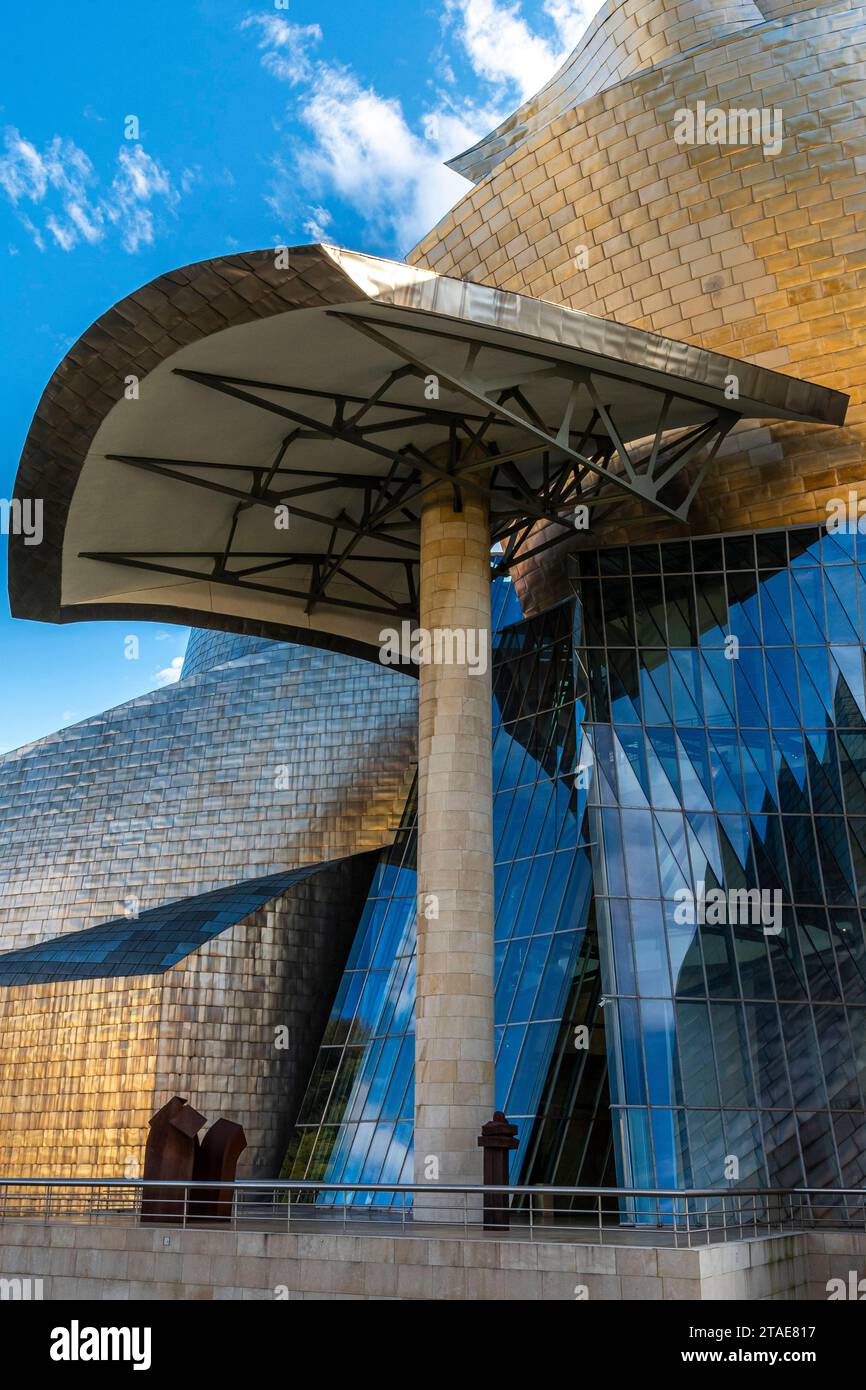 Spanien, Baskenland, Bilbao, die größte Stadt der autonomen Gemeinschaft des Baskenlandes und des Nordens der Iberischen Halbinsel. Das Guggenheim Museum in Bilbao ist ein Museum für moderne und zeitgenössische Kunst, entworfen von Frank Gehry. Stockfoto