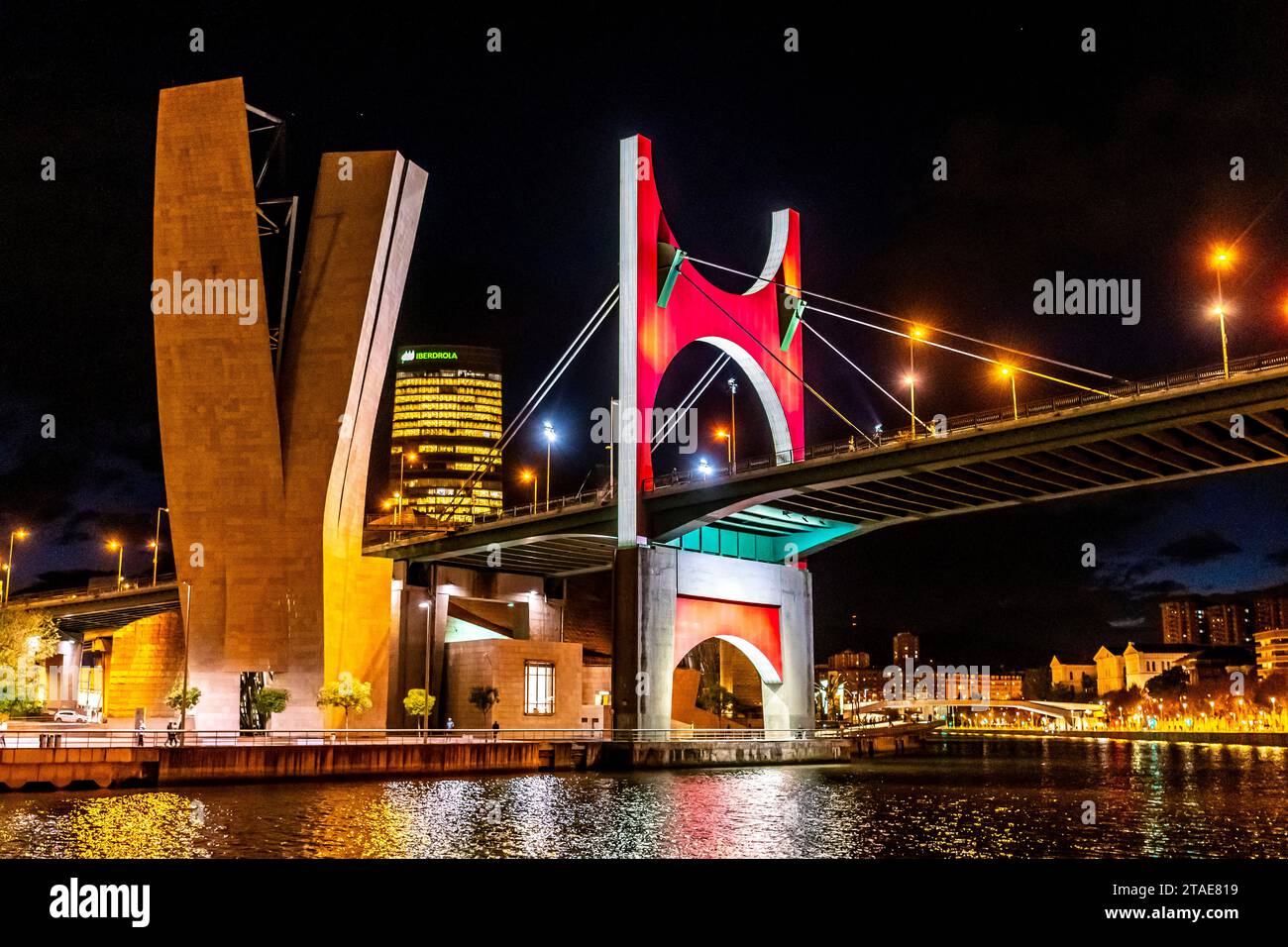 Spanien, Baskenland, Bilbao, die größte Stadt der autonomen Gemeinschaft des Baskenlandes und des Nordens der Iberischen Halbinsel. Das Guggenheim Museum in Bilbao ist ein Museum für moderne und zeitgenössische Kunst, entworfen von Frank Gehry, Nachtbeleuchtung. Stockfoto