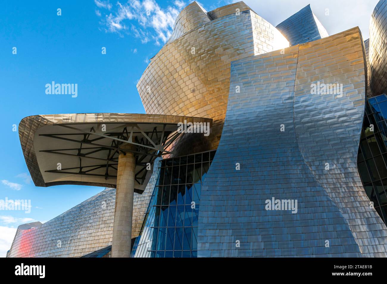 Spanien, Baskenland, Bilbao, die größte Stadt der autonomen Gemeinschaft des Baskenlandes und des Nordens der Iberischen Halbinsel. Das Guggenheim Museum in Bilbao ist ein Museum für moderne und zeitgenössische Kunst, entworfen von Frank Gehry. Stockfoto