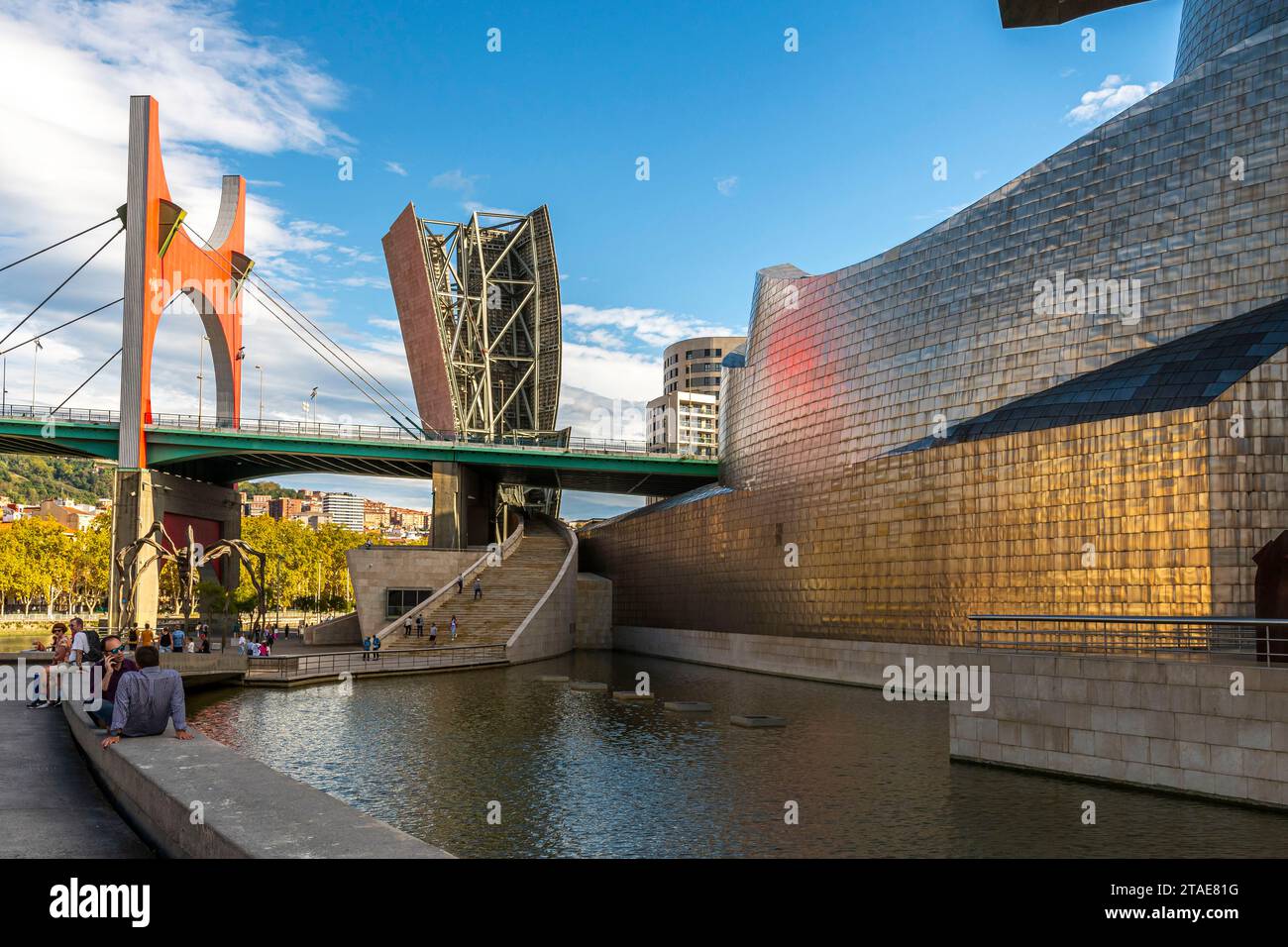 Spanien, Baskenland, Bilbao, die größte Stadt der autonomen Gemeinschaft des Baskenlandes und des Nordens der Iberischen Halbinsel. Das Guggenheim Museum in Bilbao ist ein Museum für moderne und zeitgenössische Kunst, entworfen von Frank Gehry. Stockfoto