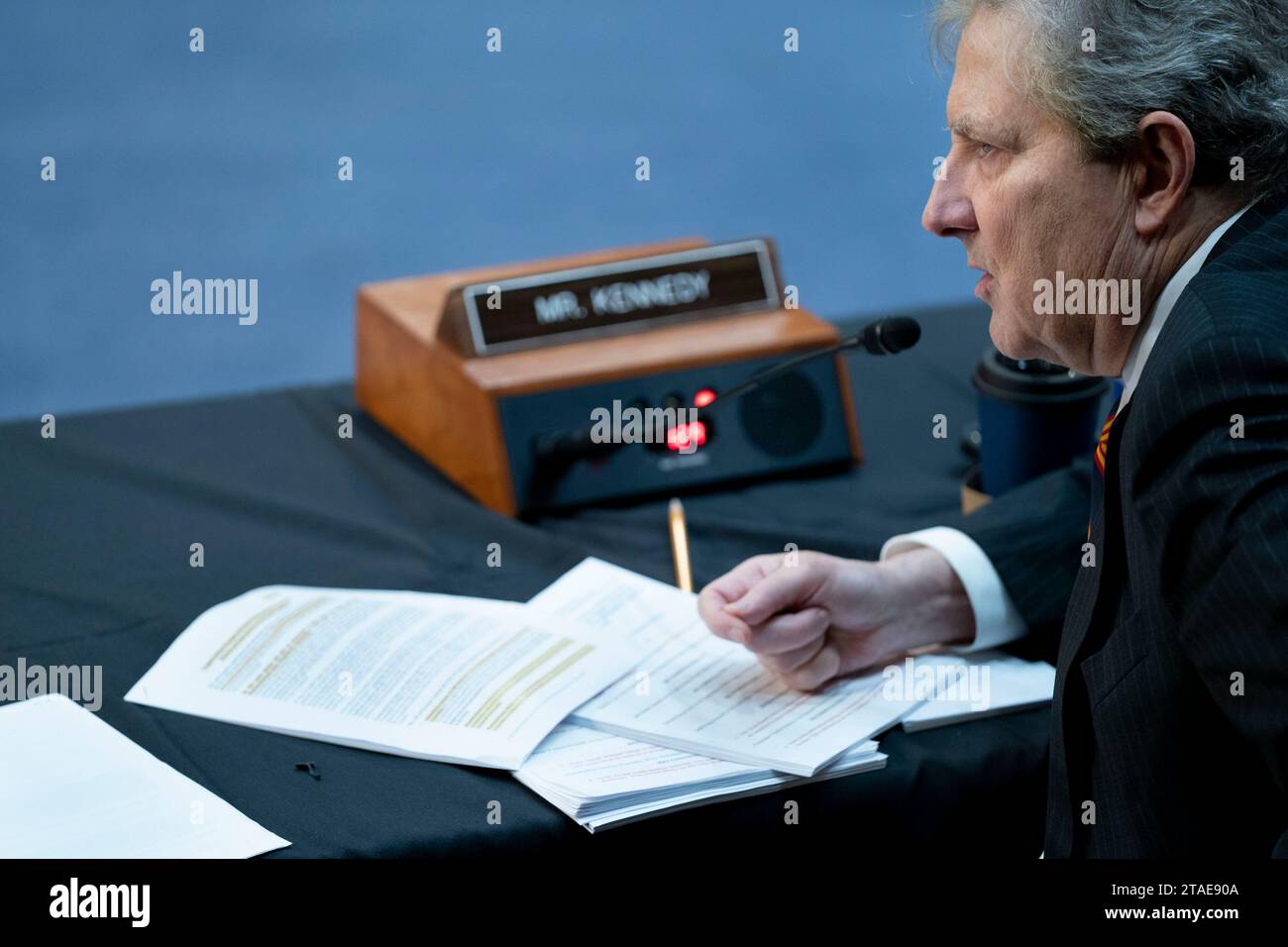 Washington, Usa. November 2023 30. Senator John Kennedy, R-LA, spricht während einer Anhörung des Justizkomitees des Senats über die Vorladungen von Harlan Crow und Leonard Leo im Rahmen einer Ethikuntersuchung des Obersten Gerichtshofs im US-Kapitol in Washington, DC am Donnerstag, den 30. November 2023. Die Demokraten im Komitee stimmten dafür, sowohl Crow als auch Leo Vorladungen wegen ihrer Beziehungen zu den Richtern des Obersten Gerichtshofs Clarence Thomas und Samuel Alito zu erteilen. Foto: Bonnie Cash/UPI Credit: UPI/Alamy Live News Stockfoto