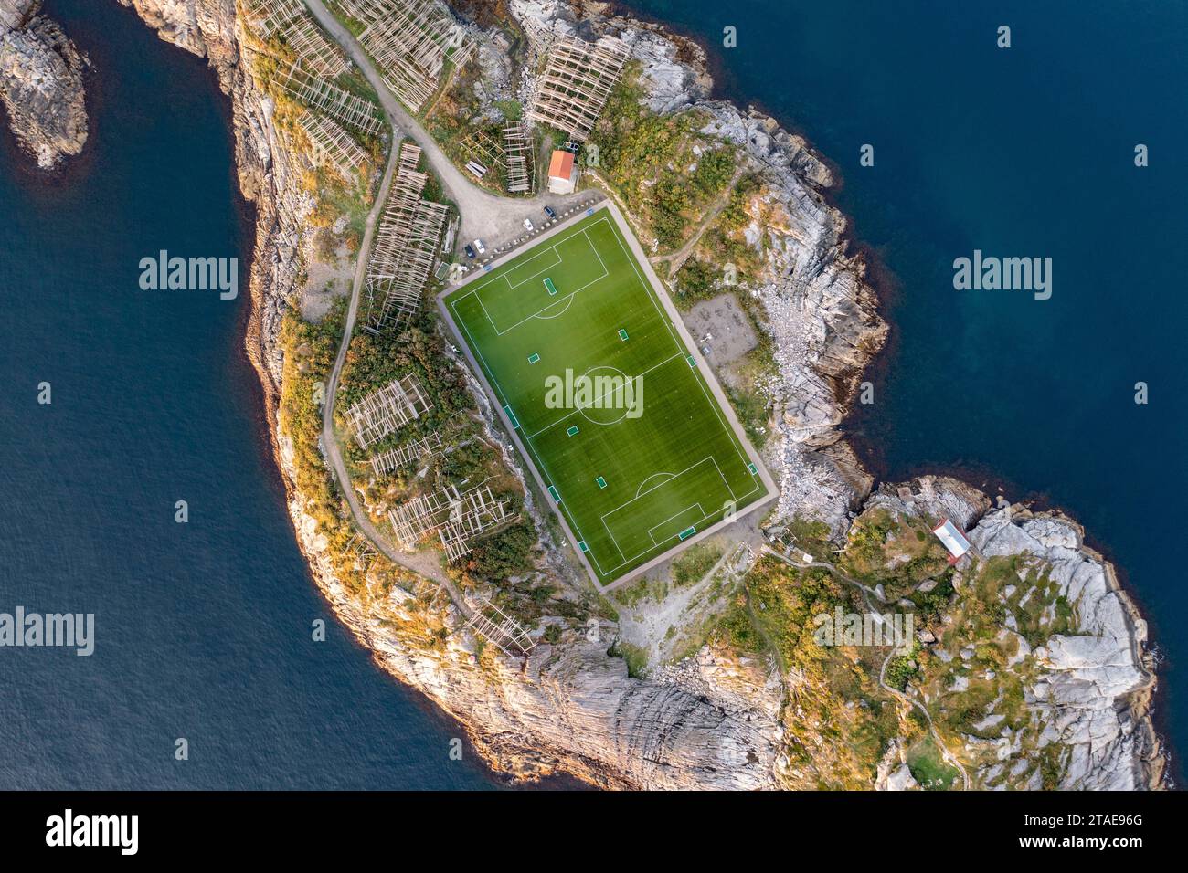 Norwegen, Nordland County, Lofoten Islands, das Fußballstadion Henningsvaer (aus der Vogelperspektive) Stockfoto